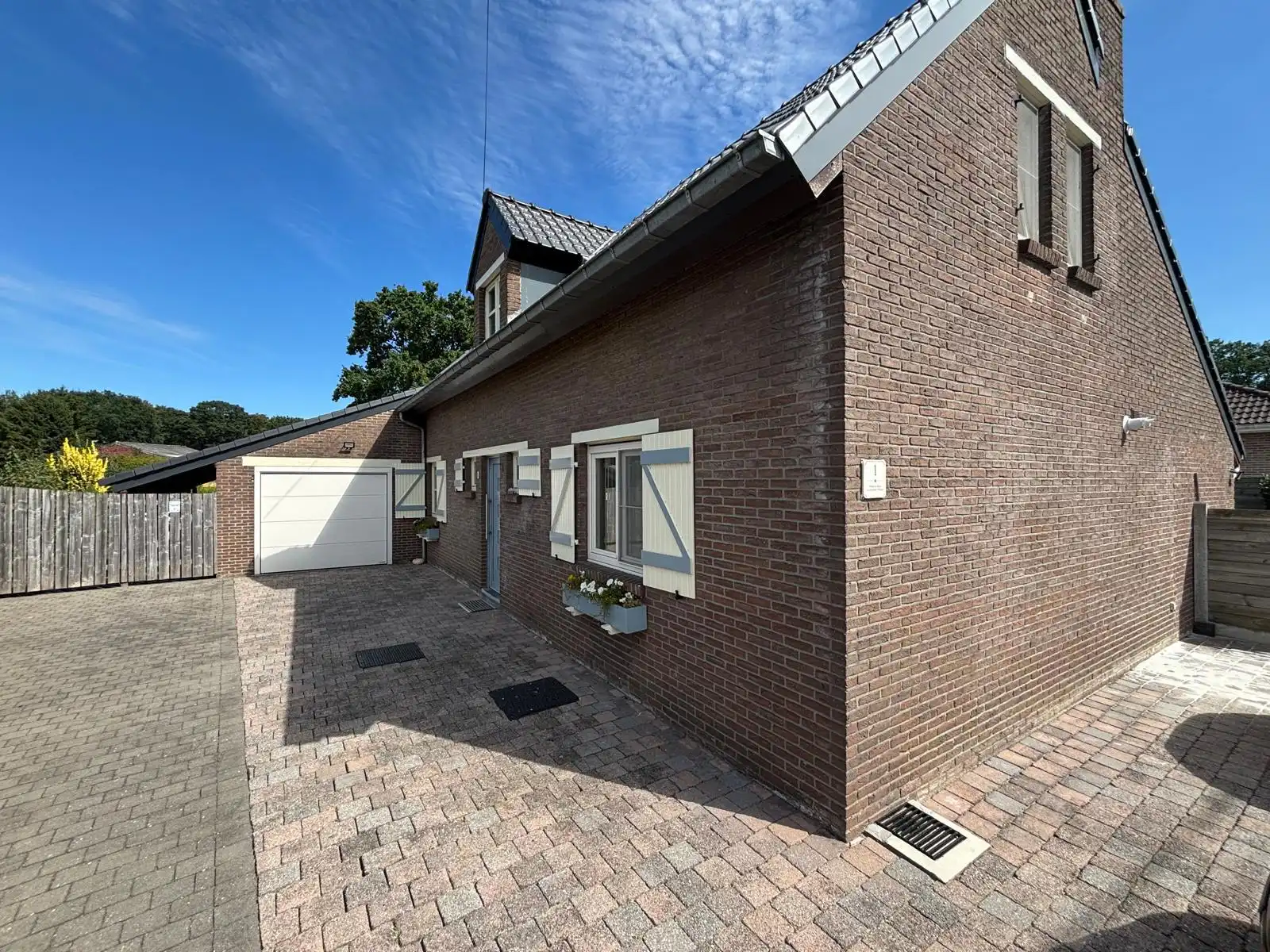 Vrijstaande (gemeubileerde) woning met zwembad en tuin foto {{pictureIndex}}