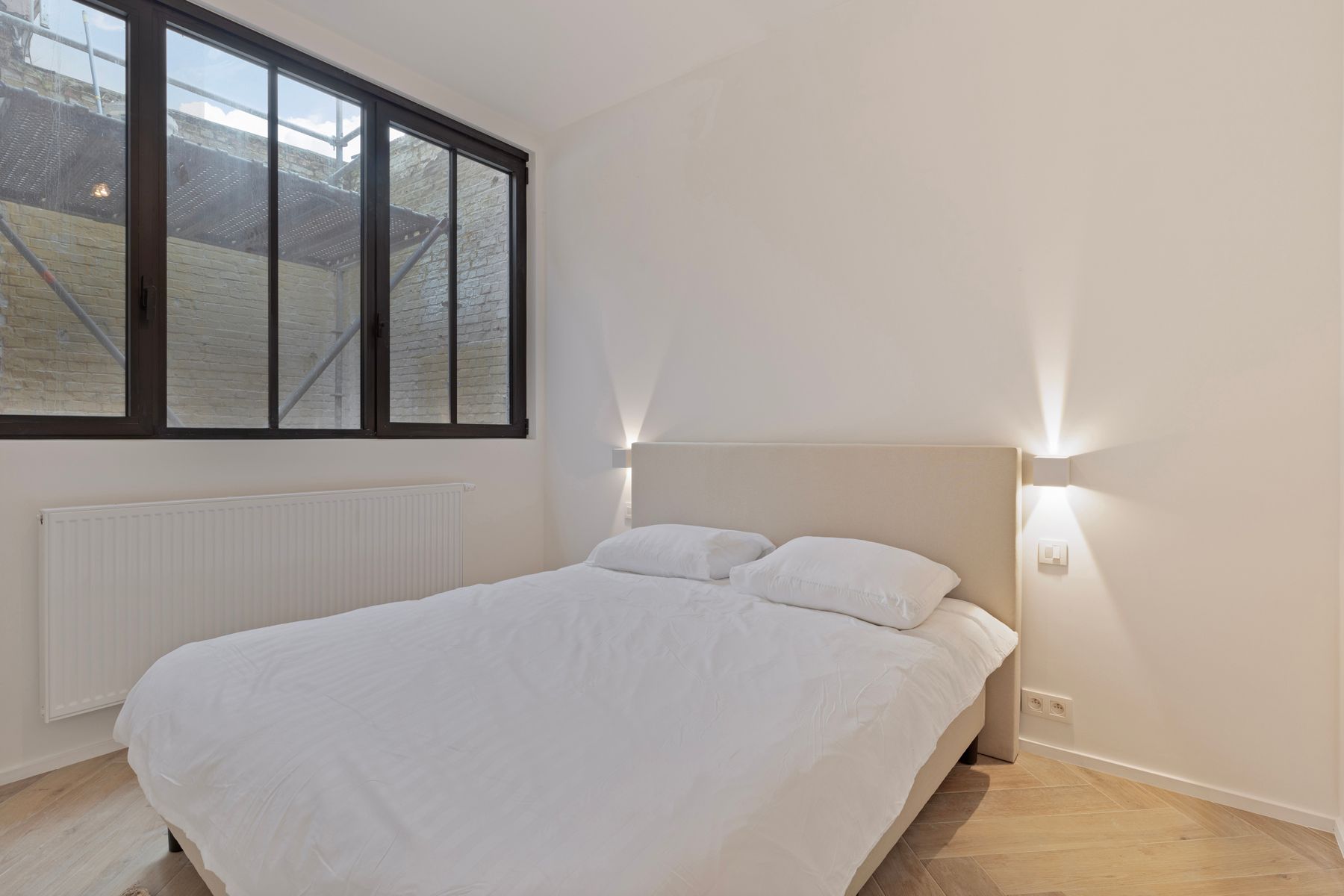 Stijlvol gerenoveerd en bemeubeld 3-slp appartement met tuin foto 4