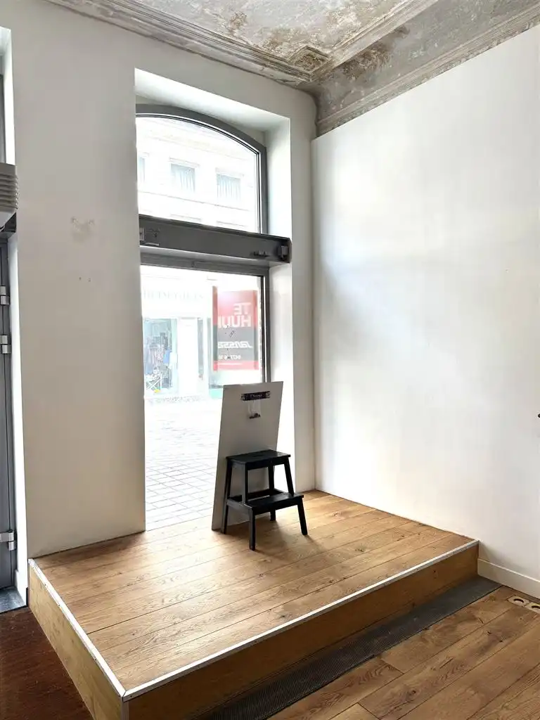 Karaktervolle handelsruimte met diverse mogelijkheden in hartje Maaseik  foto 2