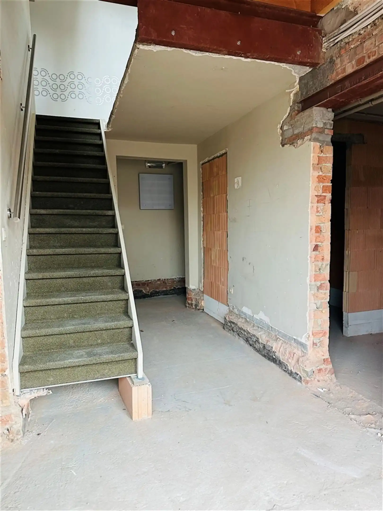 Af te werken kantoorgebouw op zichtlocatie langsheen  N9 foto 4