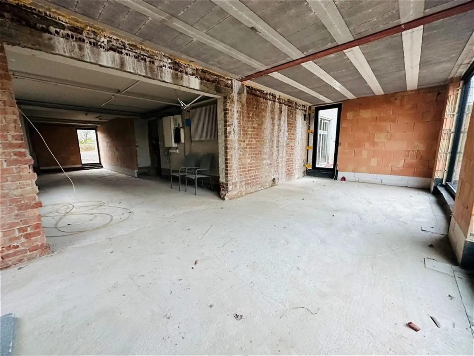 Af te werken kantoorgebouw op zichtlocatie langsheen  N9 foto 4