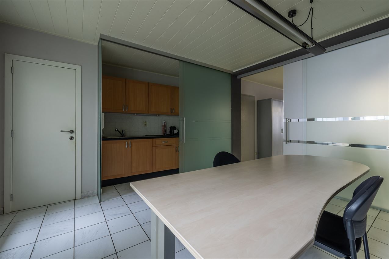 Verzorgd gebouw met handelszaak en 2 apt foto 51