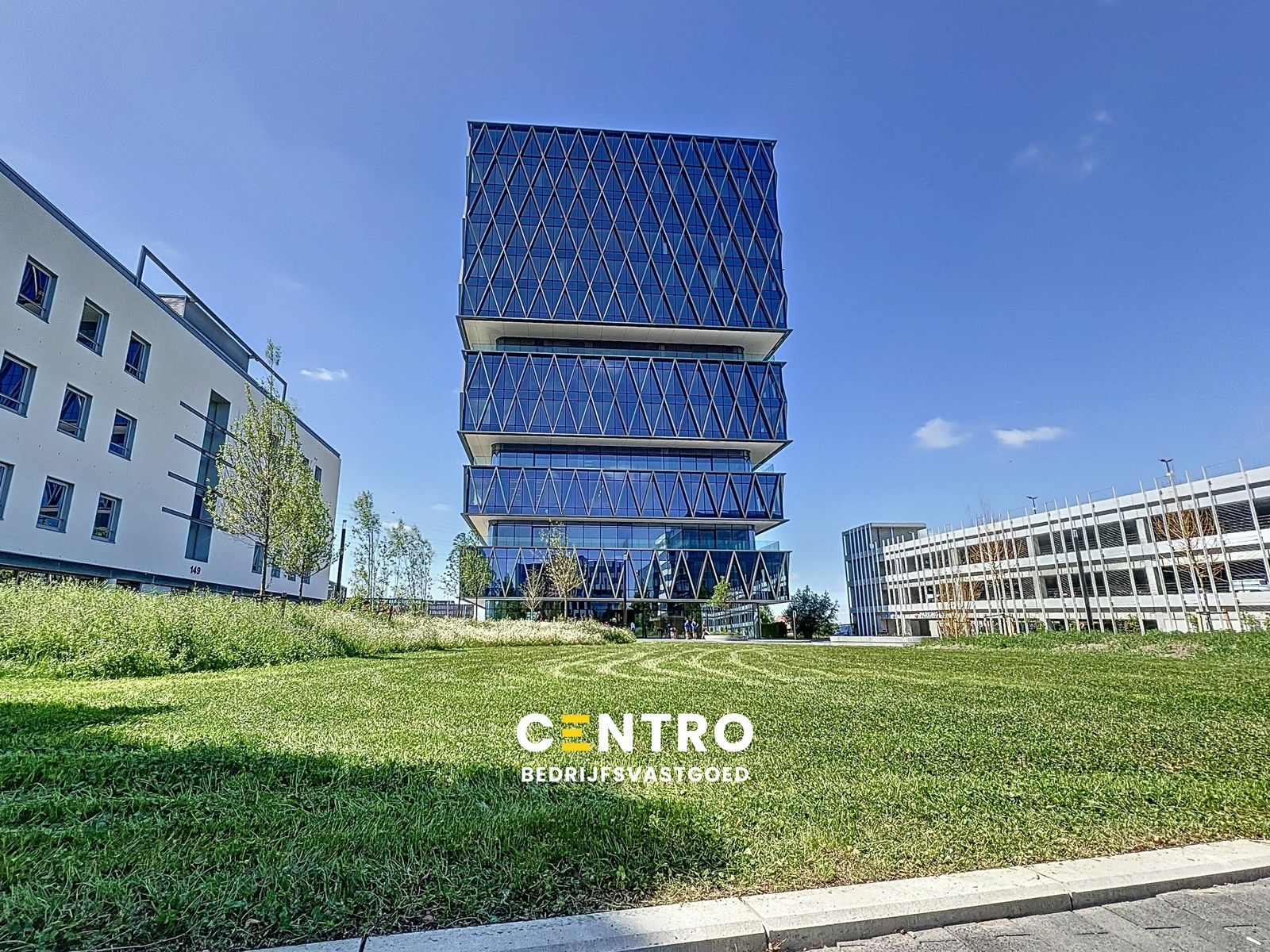 SCHERP GEPRIJSDE kantoorruimte (±240m²) met prachtige zichten in de Westwing Tower op de derde verdieping ! foto {{pictureIndex}}