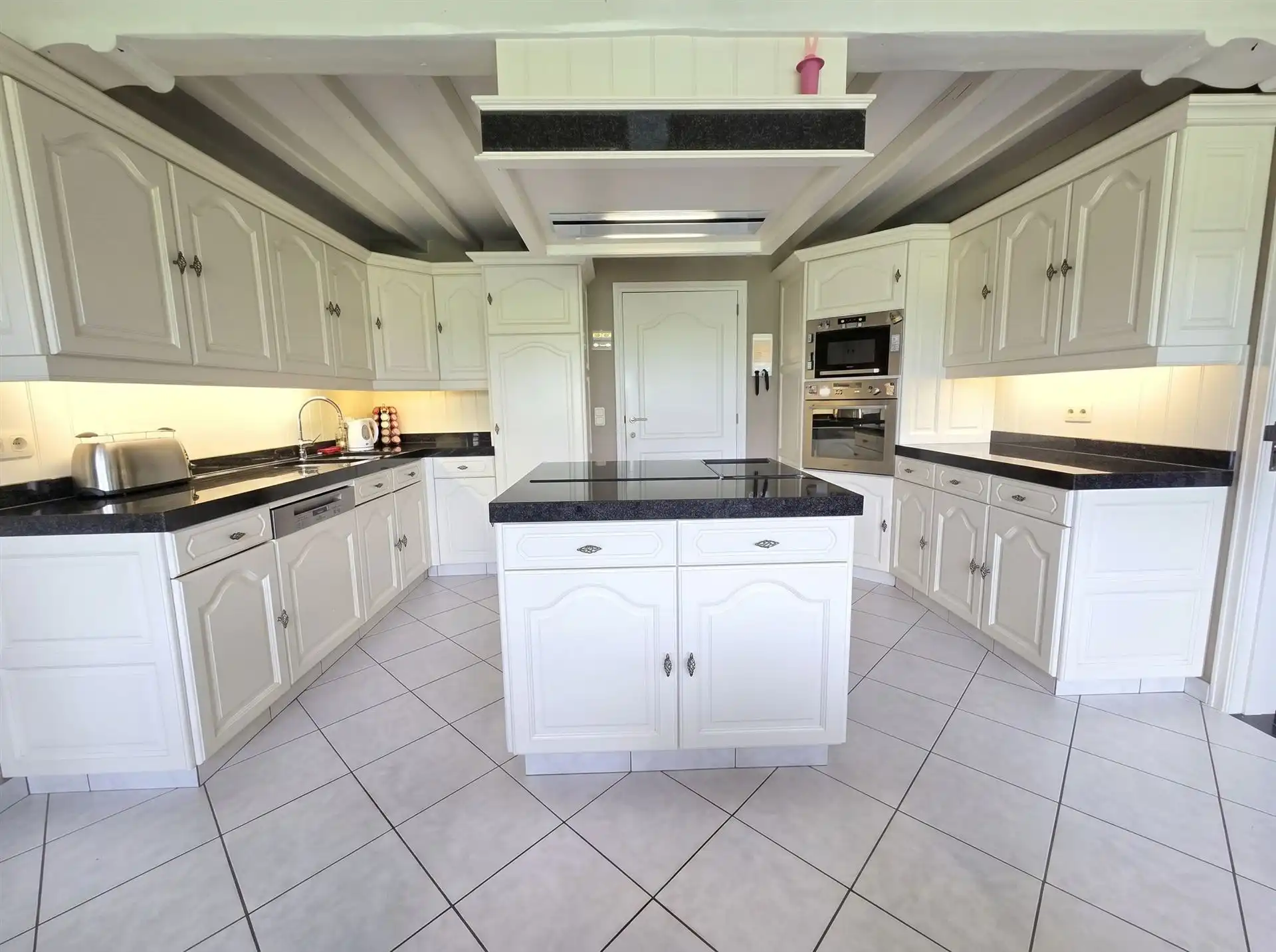 Stijlvolle woning met 4 slks op een perceel van 897m²  foto 6