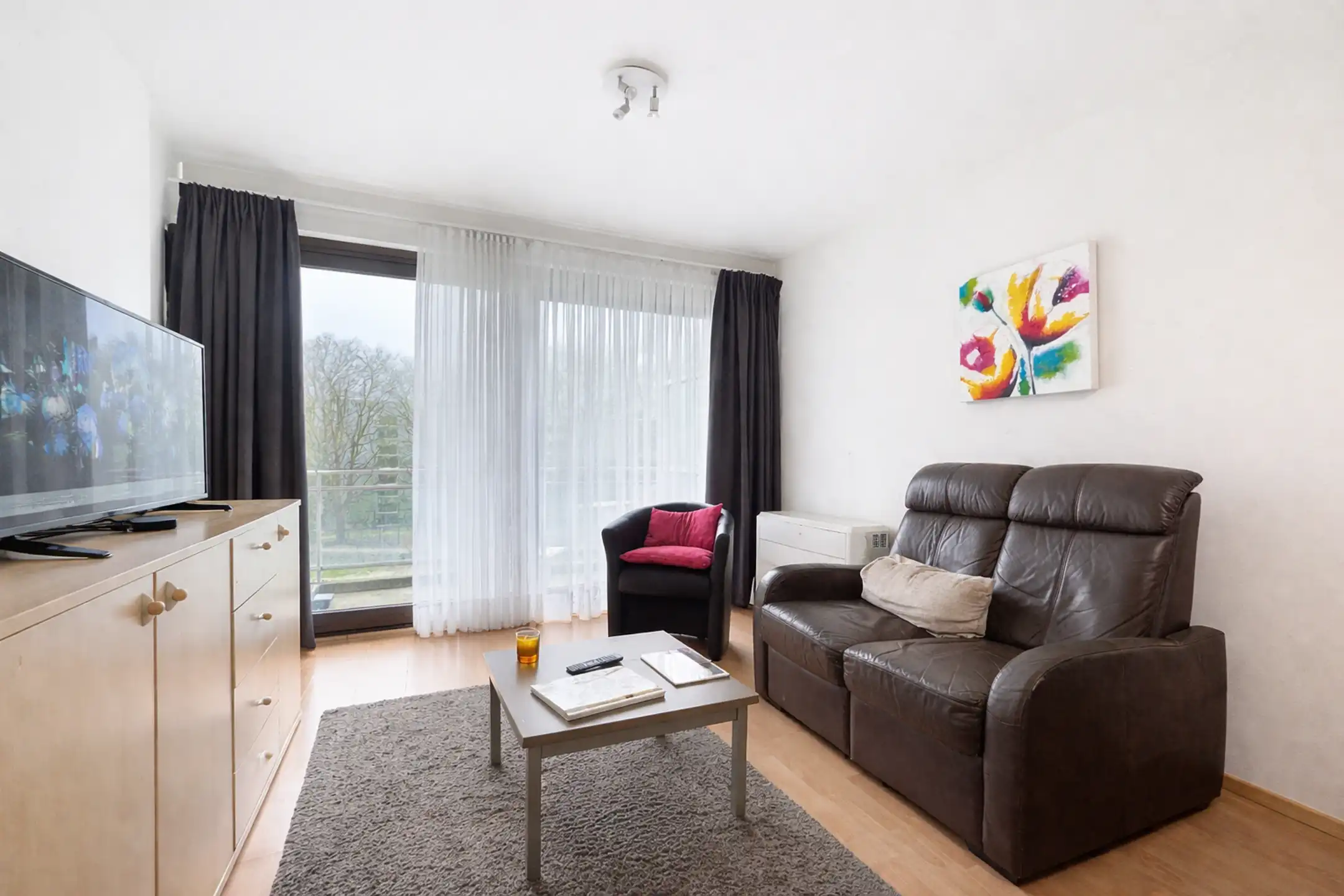 Gemeubeld appartement met één slaapkamer + bureau foto 2