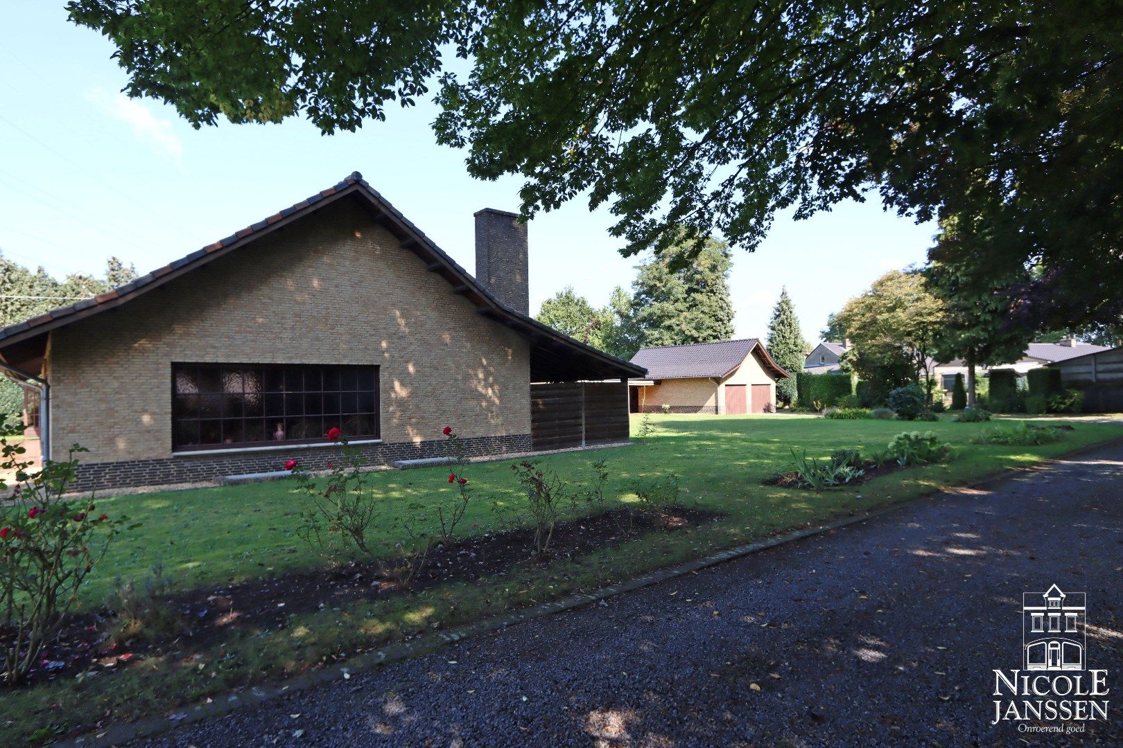 Ruim ingedeelde en te renoveren gezinswoning met dubbele garage en grote tuin foto 18