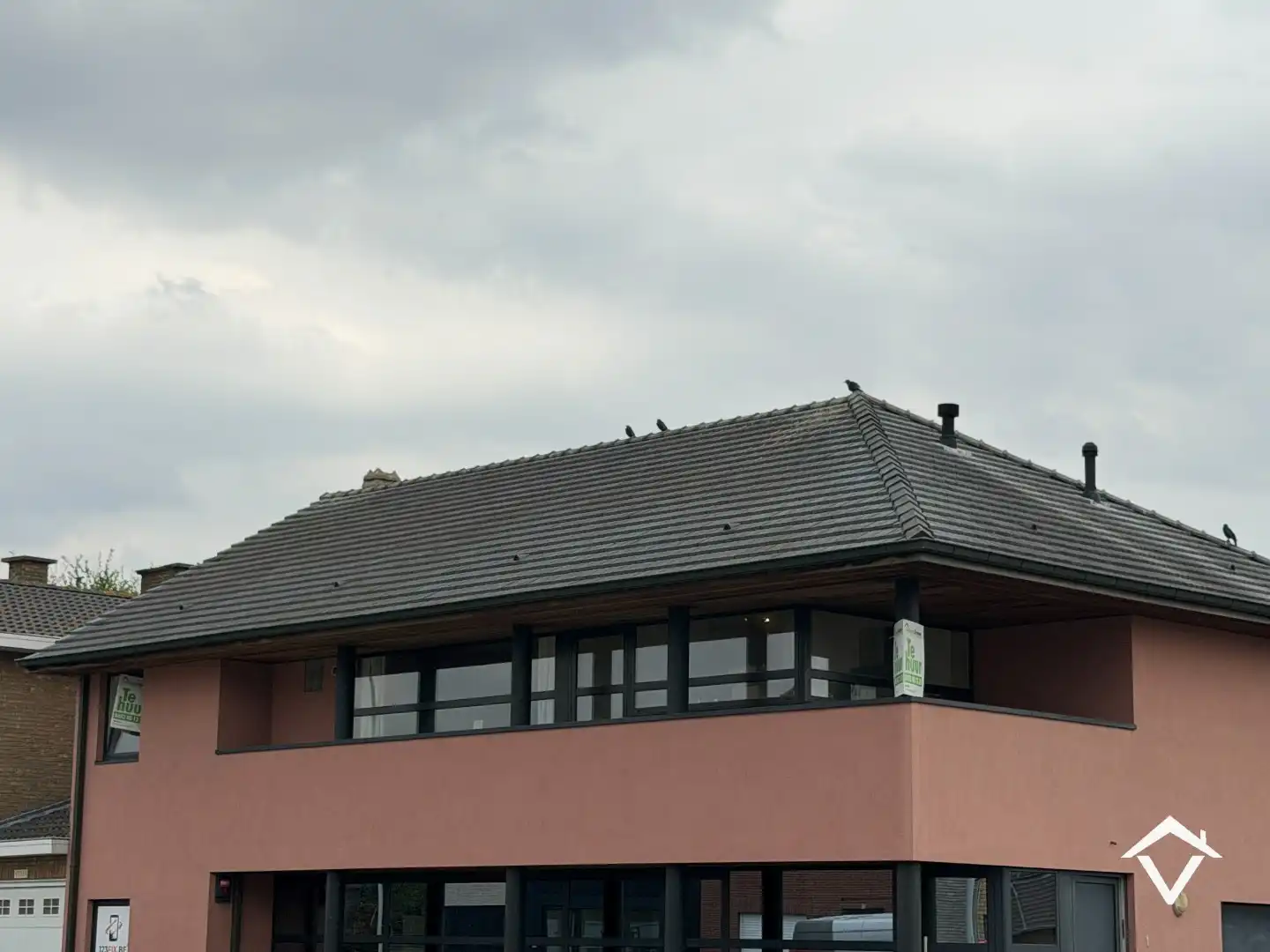 Instapklaar appartement met 2 slaapkamers, 2 terrassen, garage en tuin te Roeselare. foto 24