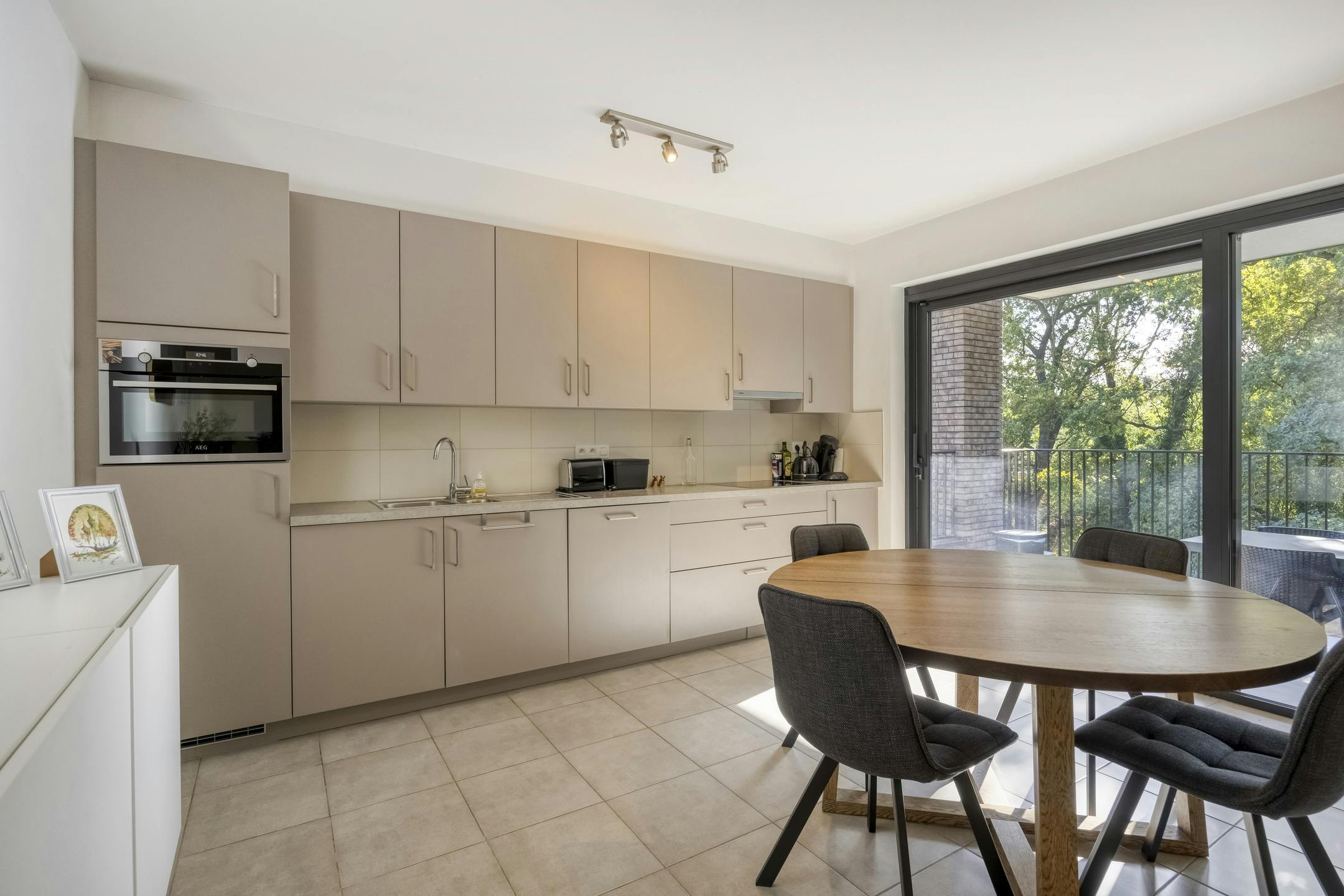 Modern 2-slpk appartement met terras en parking in Hasselt foto 5