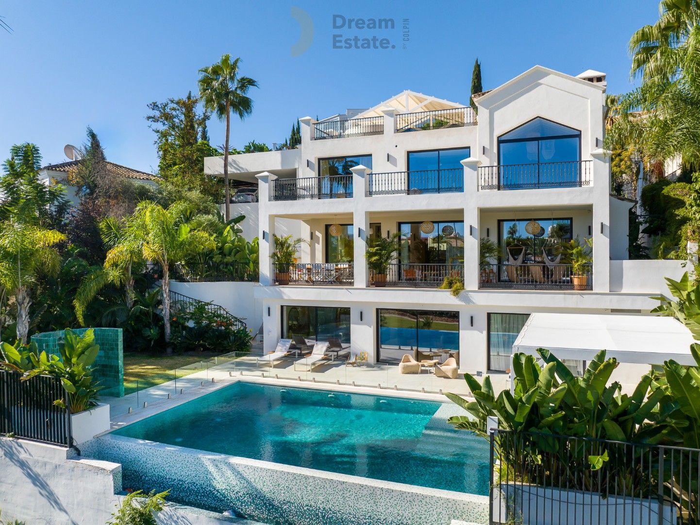 Spectaculaire villa in een exclusieve wijk te Benahavis. foto {{pictureIndex}}