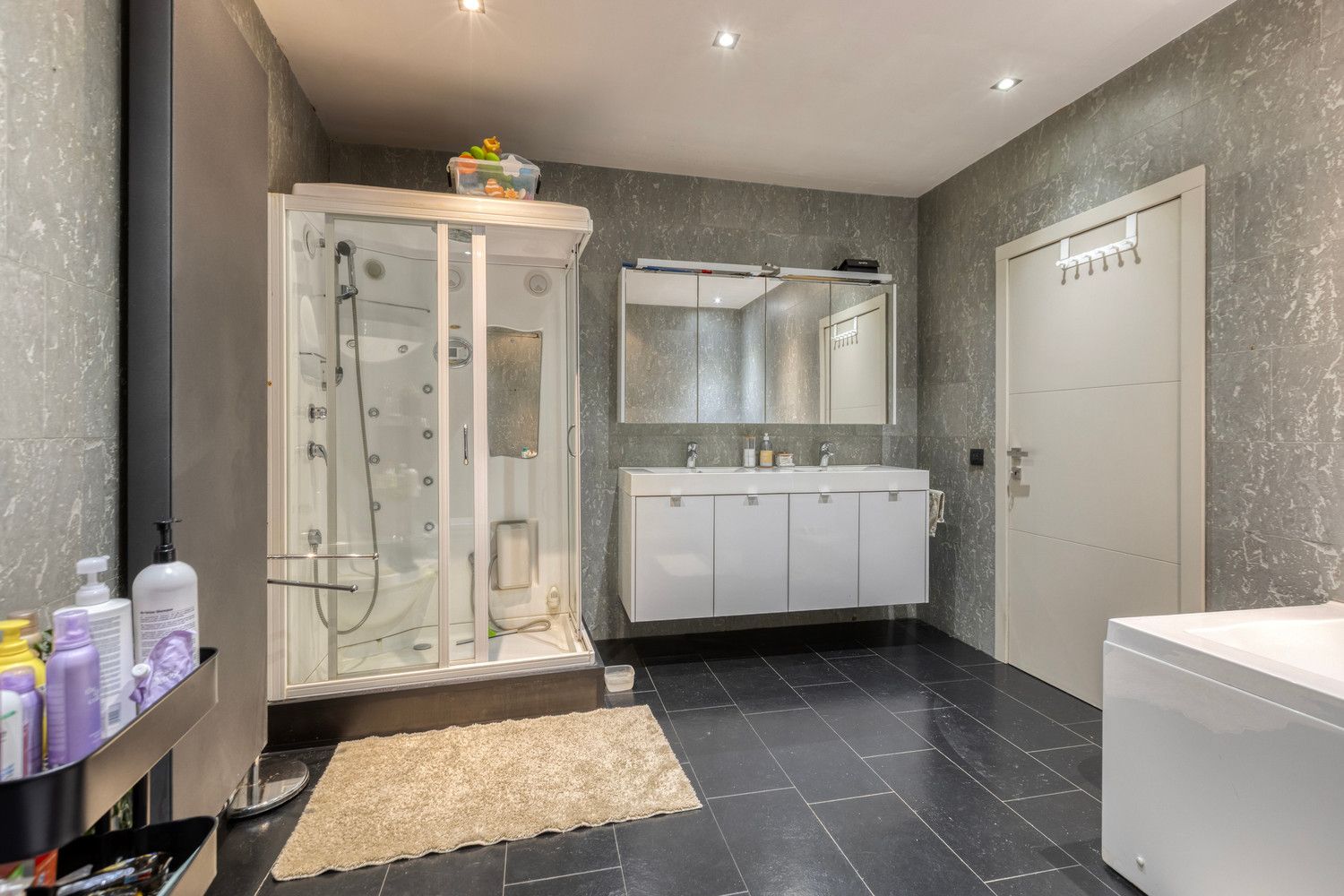 ZEER RUIM EN INSTAPKLAAR DUPLEX APPARTEMENT MET 3 SLPKS! foto 17