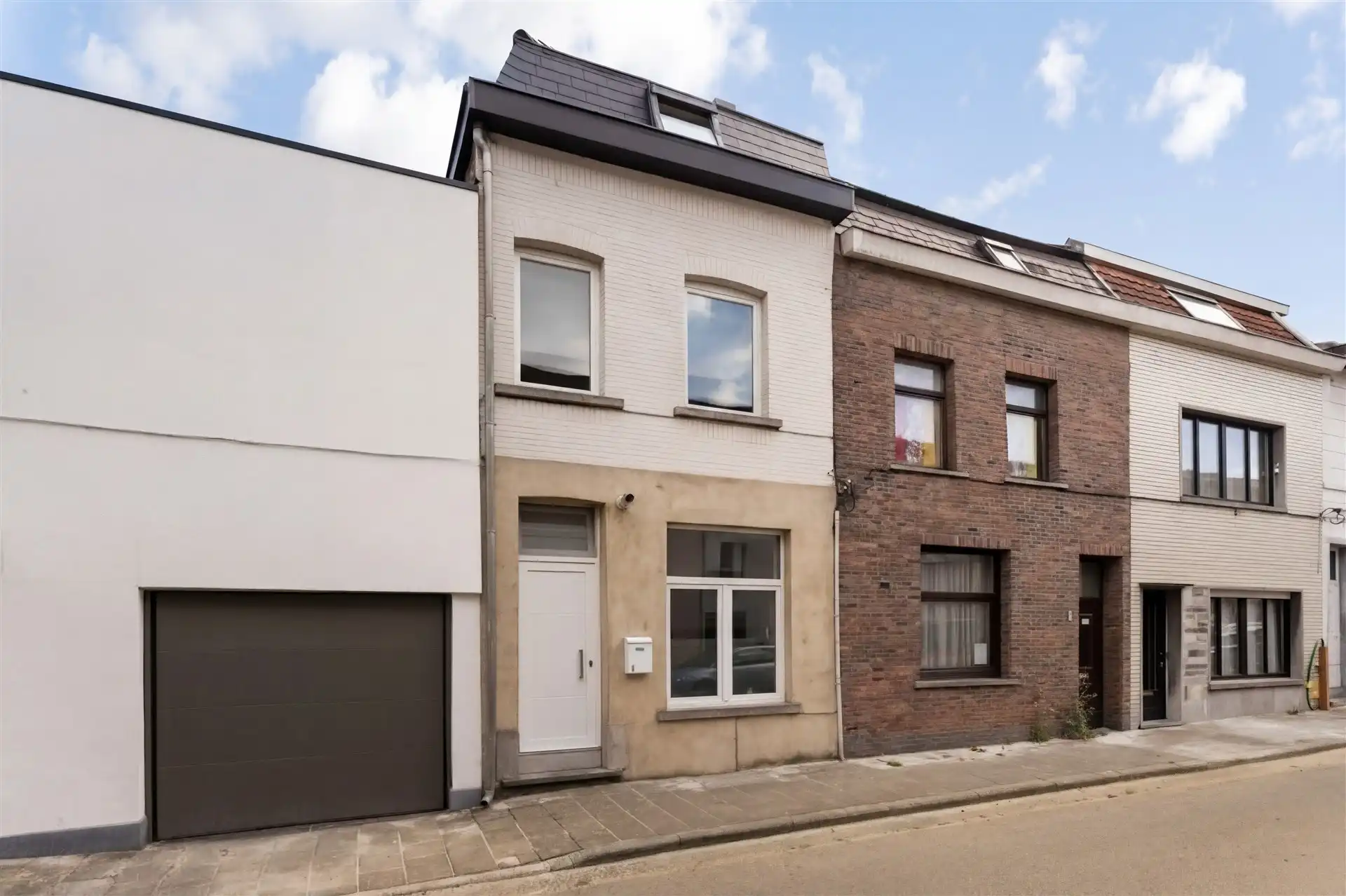 Instapklare woning gelegen op wandelafstand van het centrum en stadspark te Aalst. foto {{pictureIndex}}
