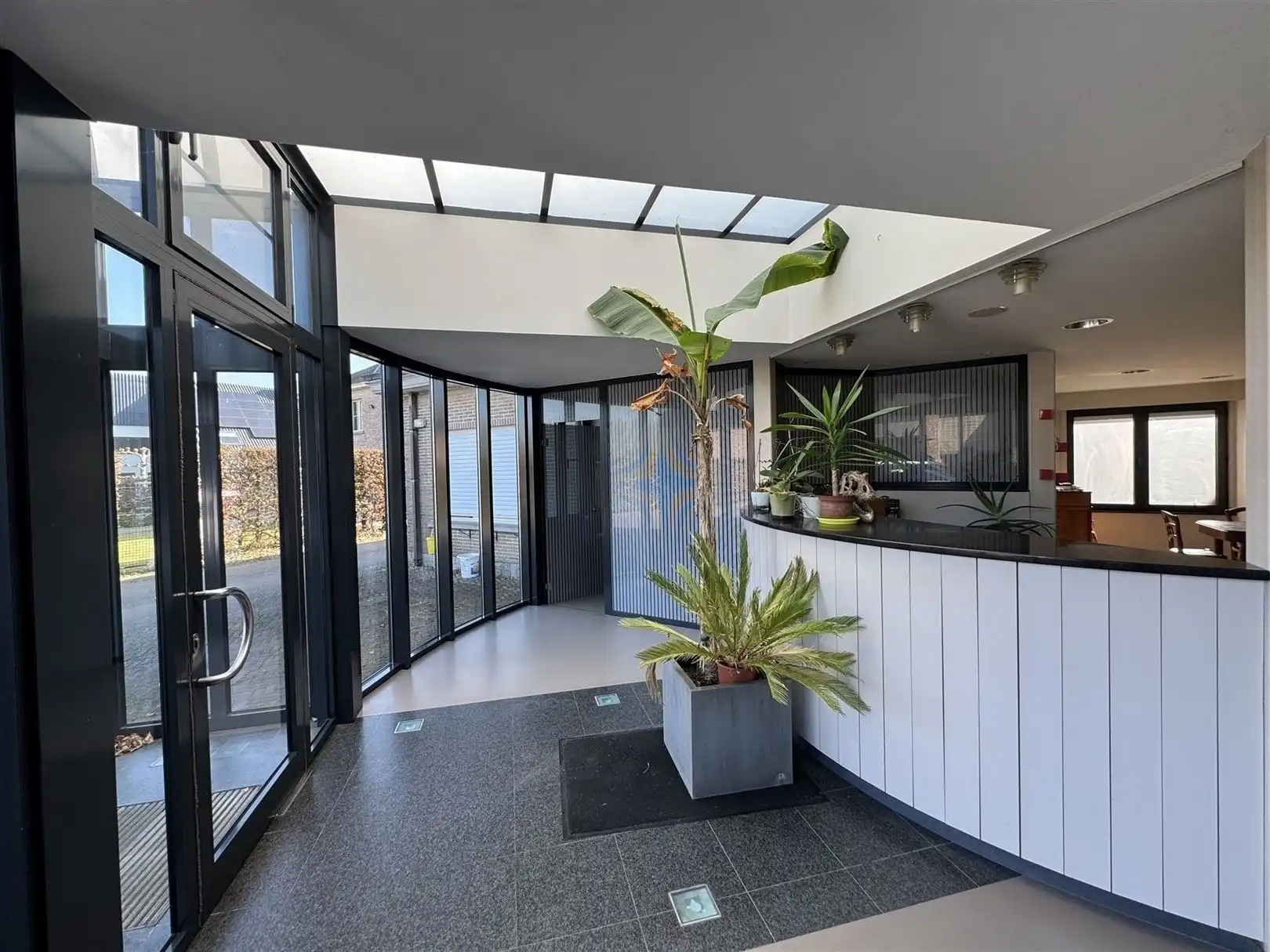 Woning met kantoren en magazijn van 1500m² foto 2