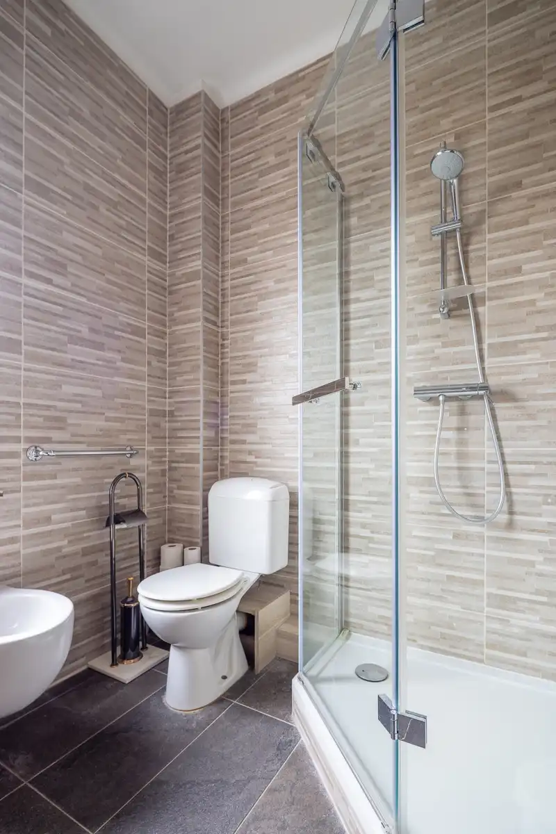 Gezinswoning met tuin, terras en garage foto 12