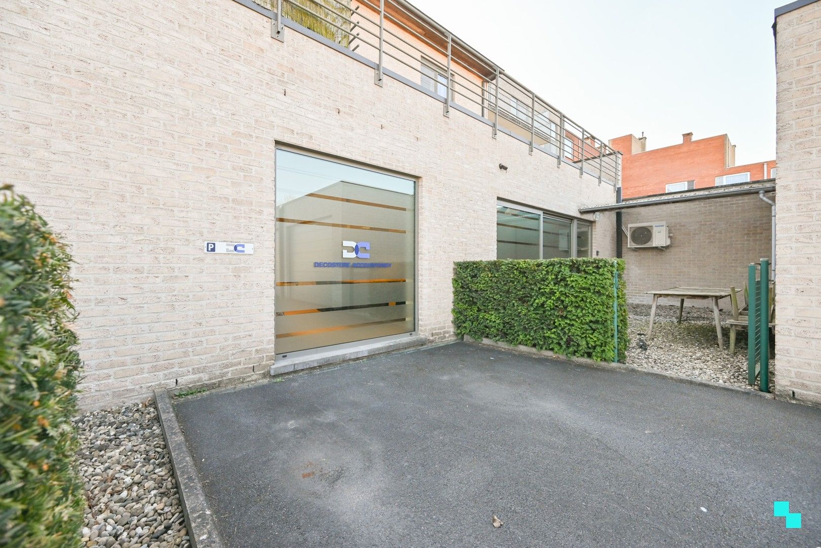 Uiterst commercieel en vlot bereikbaar handelspand (340 m²) te Izegem foto 19