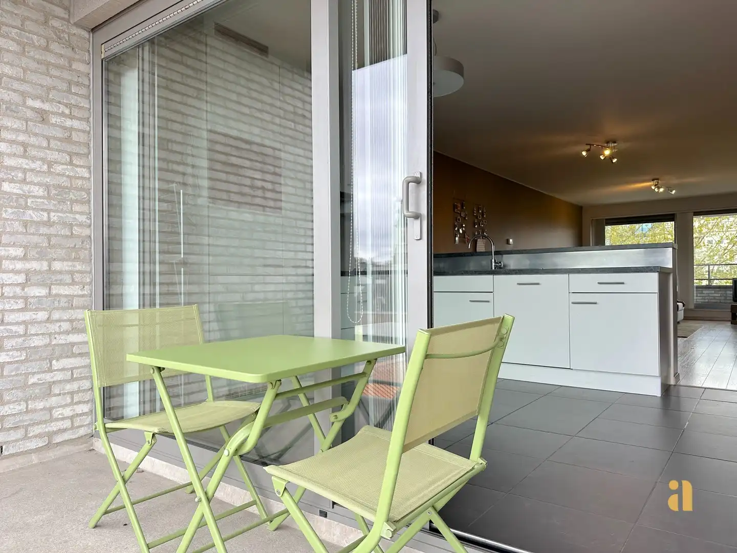 Zon, ruimte & torens: dit lichtrijke appartement heeft het allemaal! foto 3