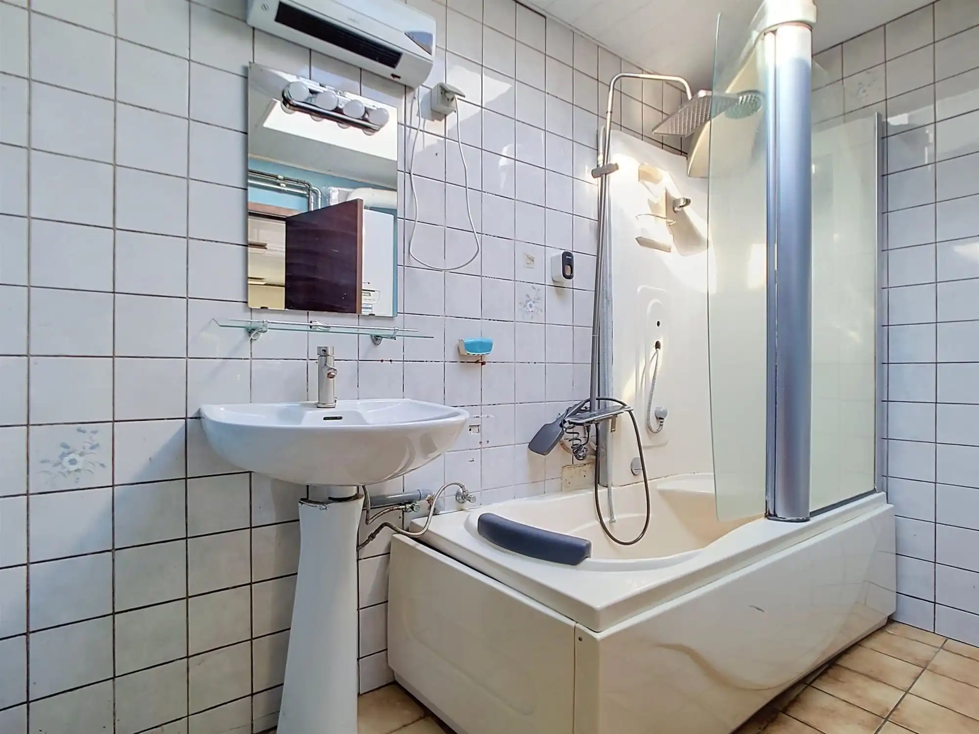 Te renoveren halfopen bebouwing met garage en ruime tuin foto 8