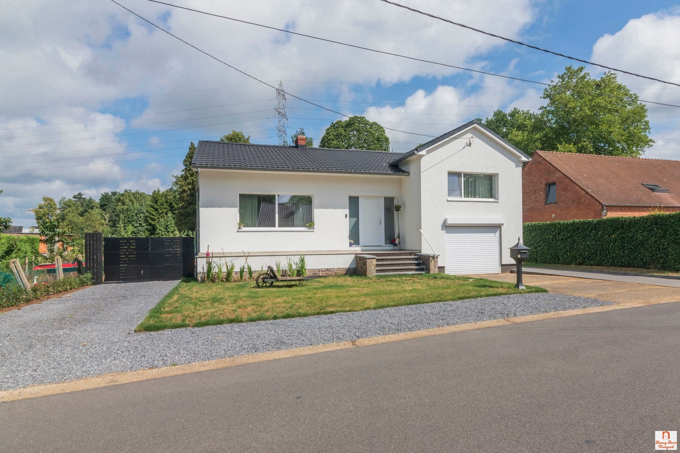 Grondig gerenoveerde splitlevelwoning in een rustige straat foto {{pictureIndex}}