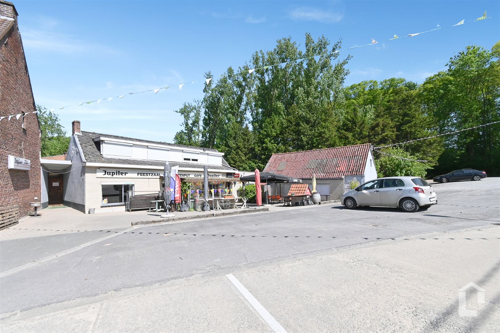 Handelspand met feestzaal op prachtig terrein met bos foto 12