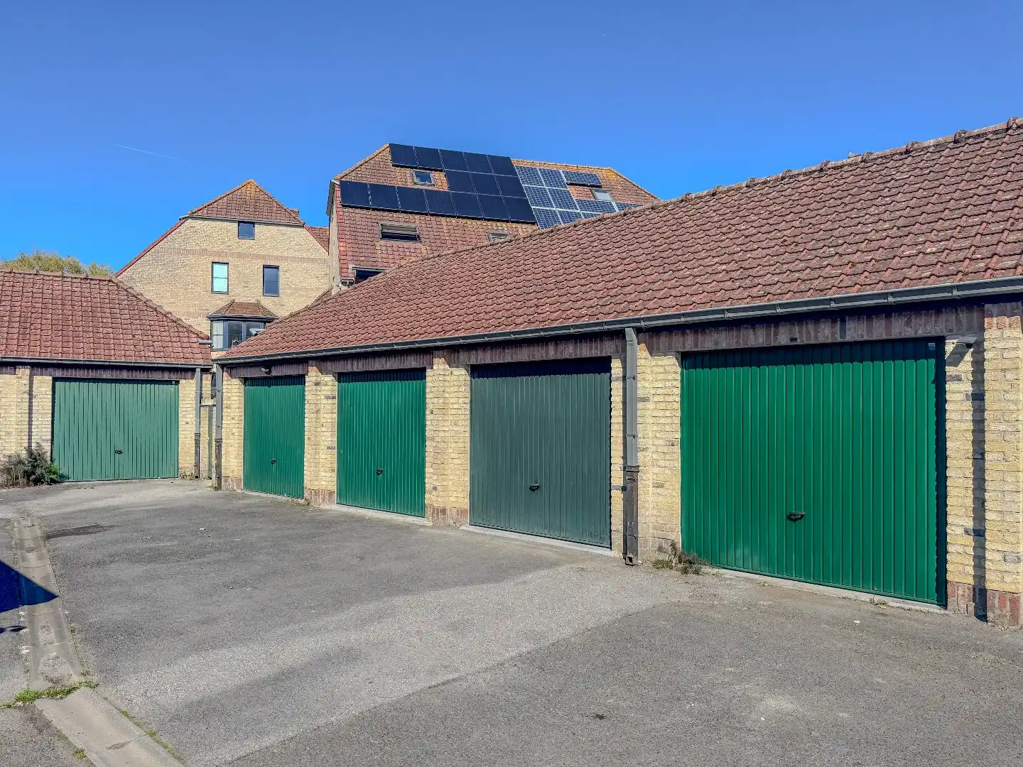 Ruime garagebox met stapelruimte onder het dak in het centrum. foto 2