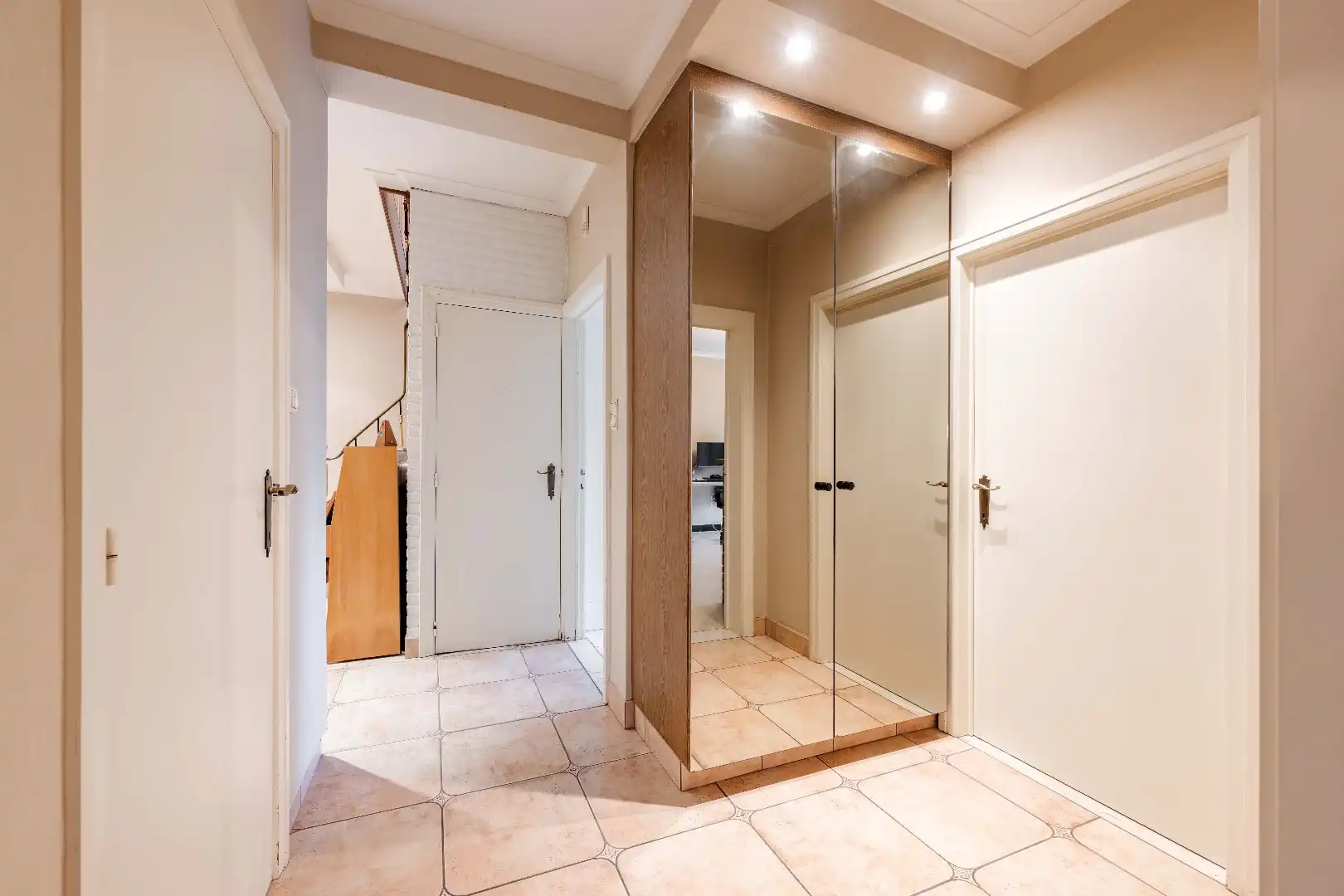 KARAKTERVOLLE ALLEENSTAANDE WONING MET 5 SLAAPKAMERS EN TUIN foto 10