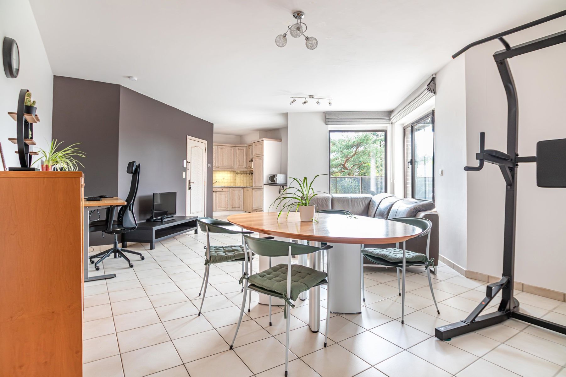 Ruim appartement met 2 slaapkamers, zonnig terras en garage foto 8