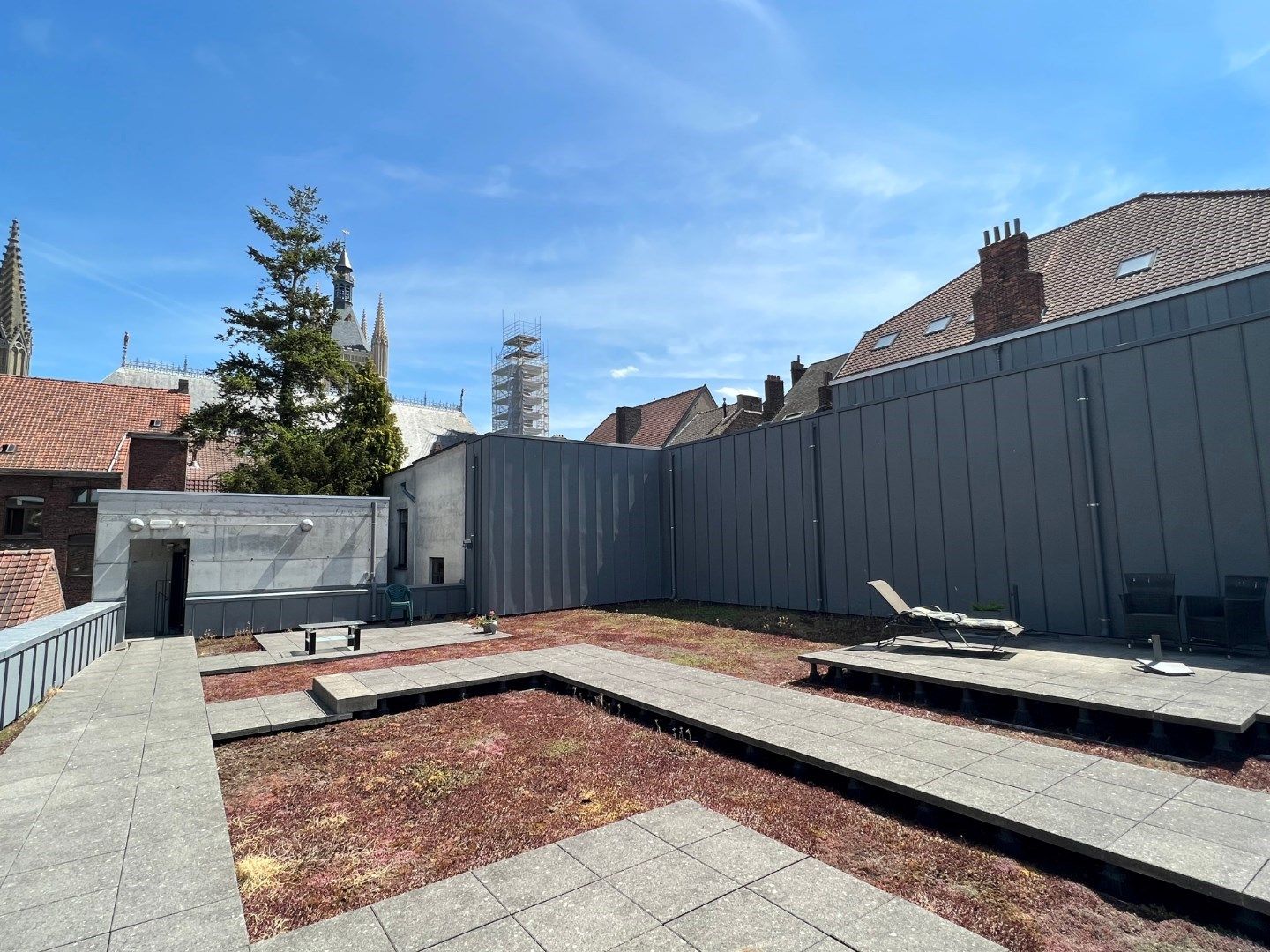 RUIM APPARTEMENT IN HET CENTRUM VAN IEPER MET 2 SLPKS EN ZONNETERRAS foto 3