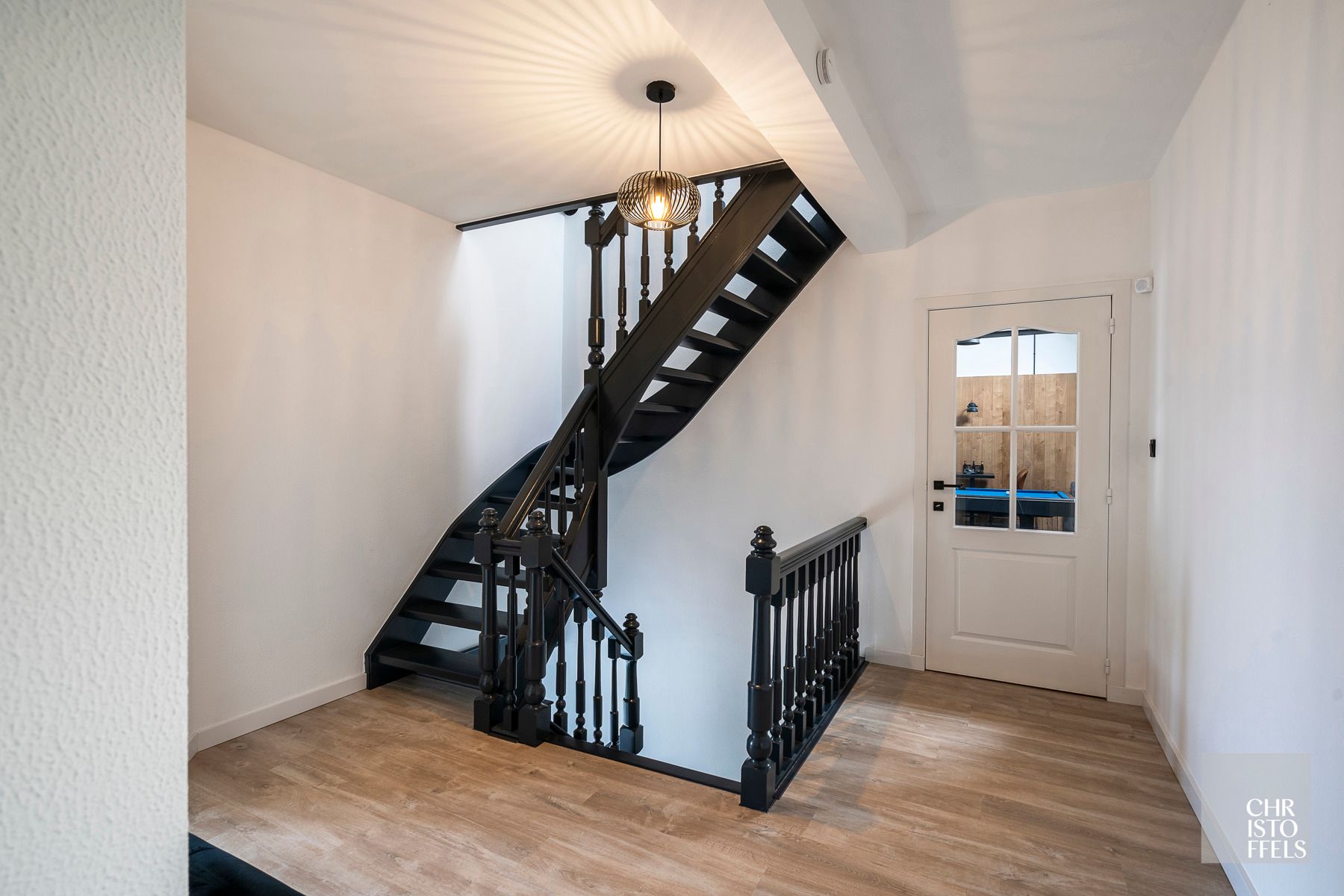 Uitzonderlijk ruime (440m²!) en volledig gerenoveerde woning met commerciële topligging en tal van mogelijkheden in Lanaken! foto 19