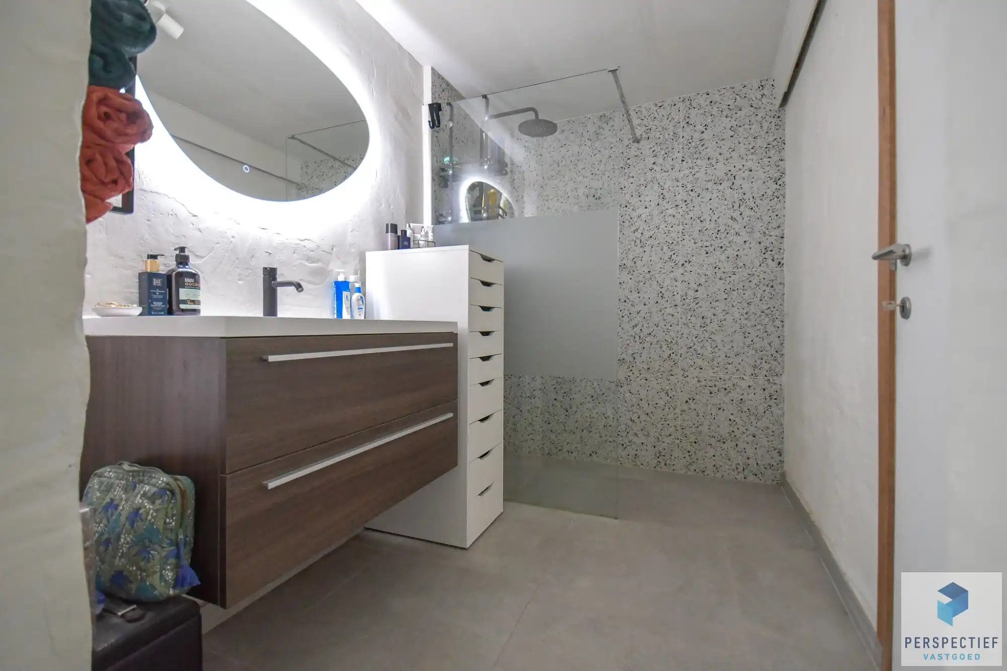 Mooie INSTAPKLARE stadswoning met 3 slpk en koer foto 9