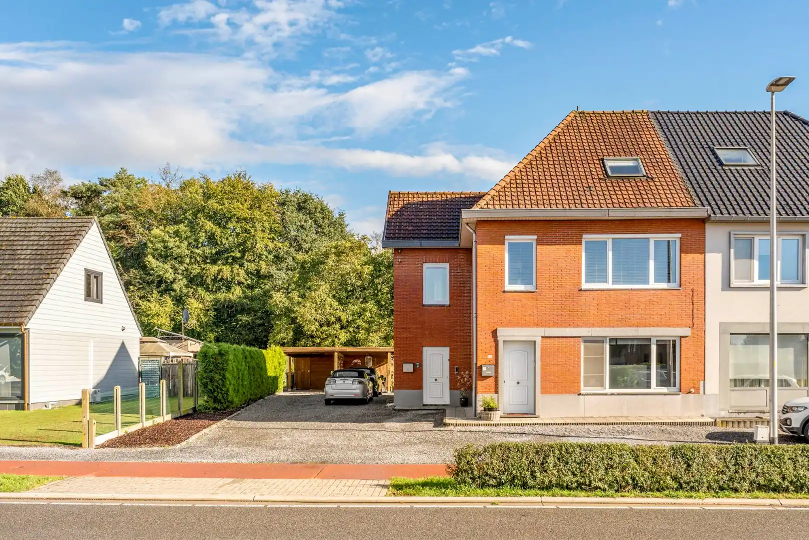 Comfortabel, mooi gerenoveerd duplex-appartement mét ruim terras en carport! foto 2