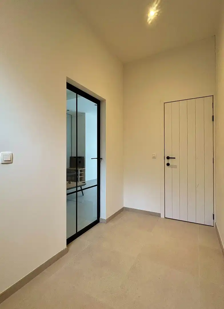 Volledig gerenoveerde rijwoning met 3 slaapkamers en gezellig tuintje. foto 2