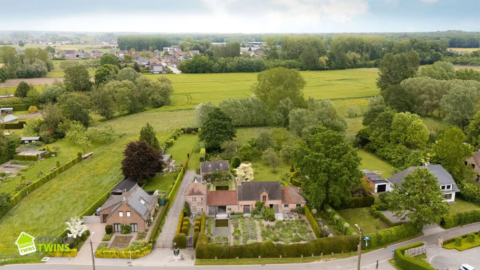 Exclusief wonen in de geliefde gerenoveerde Patershoeve te Buggenhout  foto 2