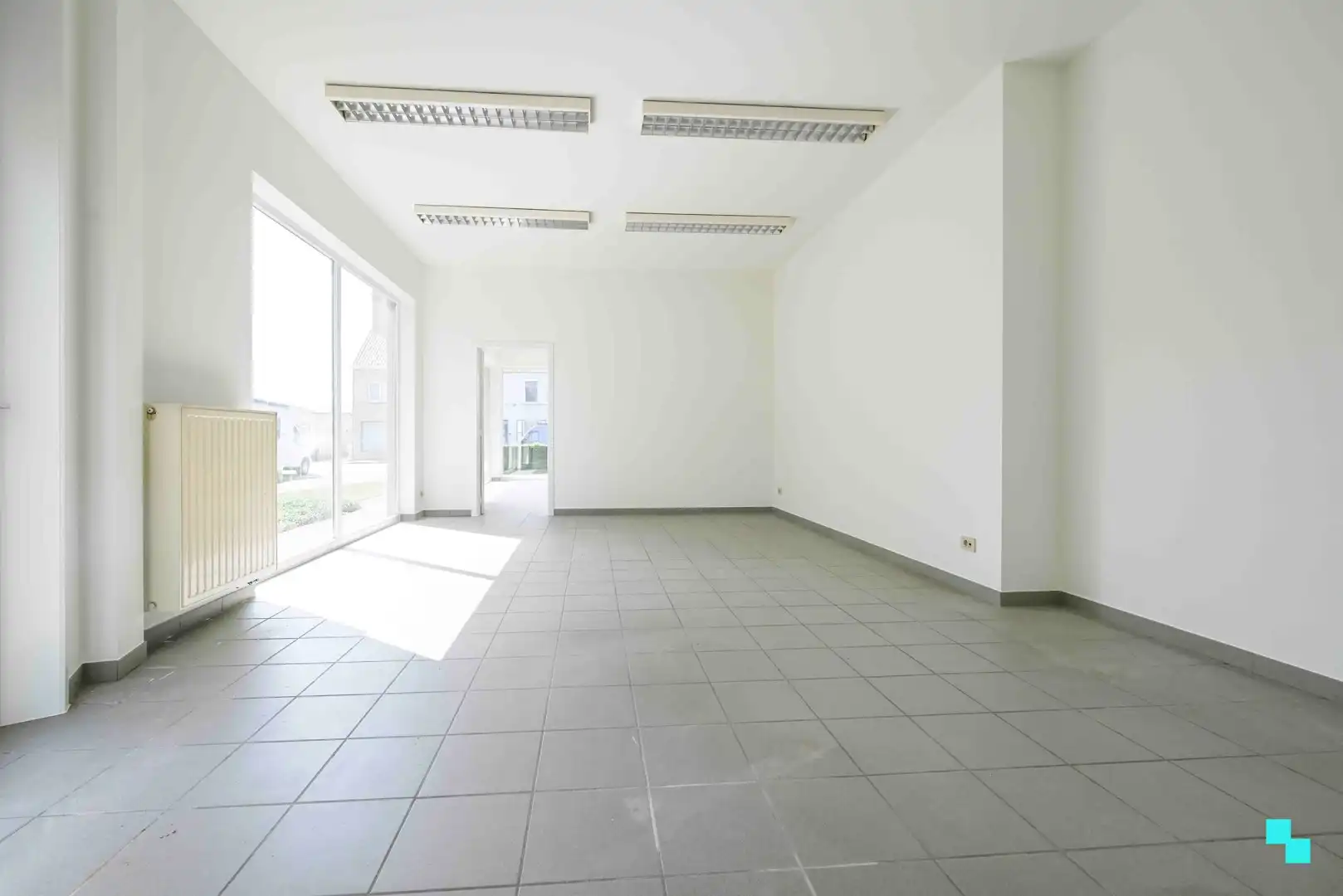 Handelsruimte op toplocatie in Oostrozebeke foto 5