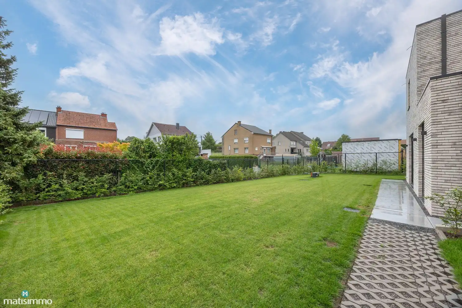 HOOGWAARDIG AFGEWERKTE NIEUWBOUWWONING MET DRIE SLAAPKAMERS EN TUIN (INCLUSIEF TUINONDERHOUD) TE RIEMST foto 23