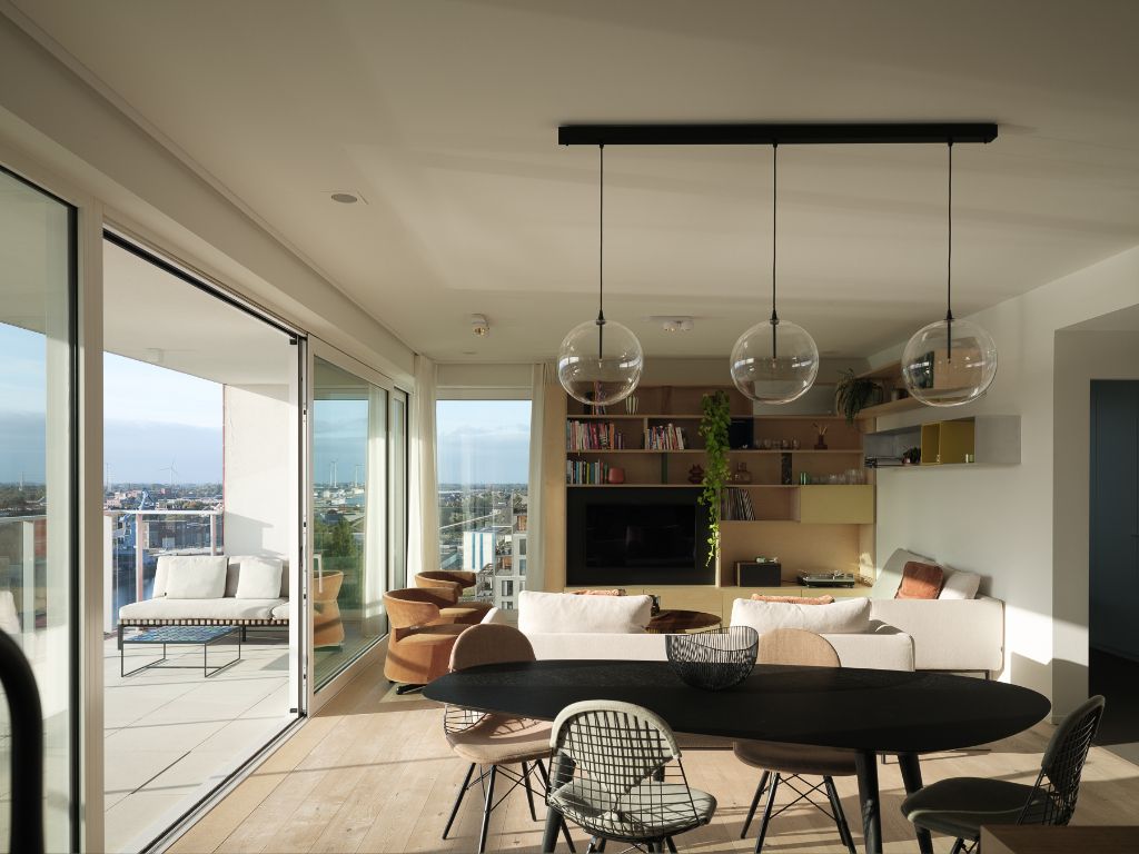 Luxe appartement (BJ 2020) met een adembenemend zicht over het water en de stad. foto 22