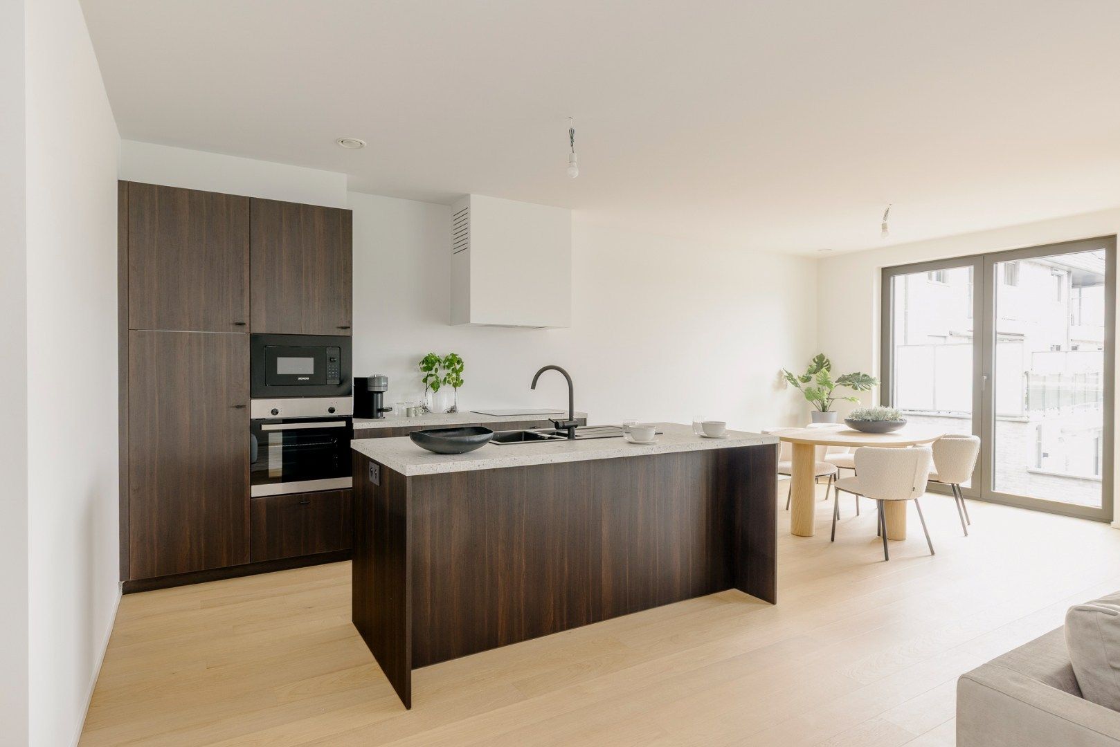 Ruim en lichtrijk appartement te koop in centrum Waregem foto {{pictureIndex}}