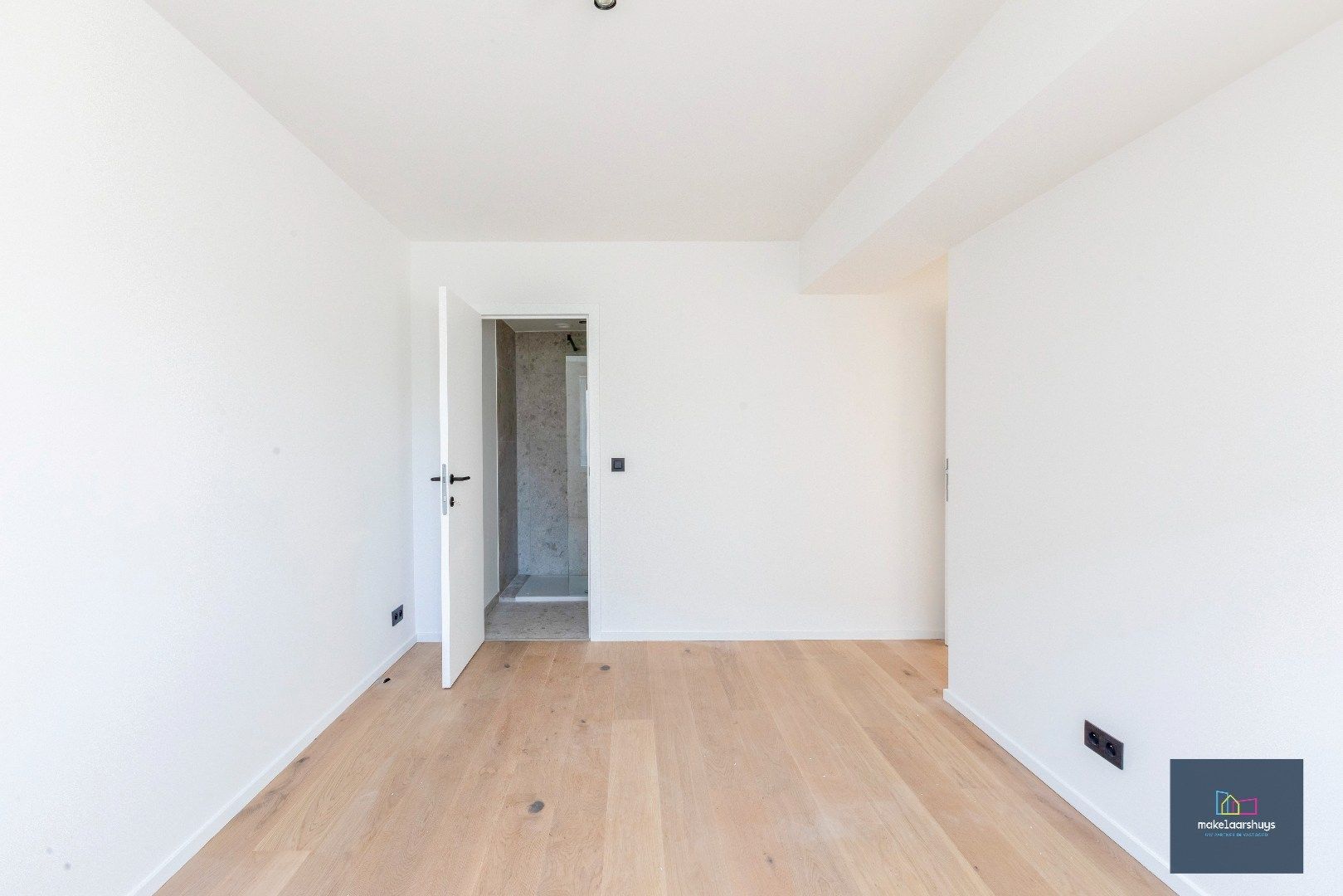 Prachtig  duplex appartement met 4 slpk, 3 badk, grote tuin en parkeergelegenheid foto 22