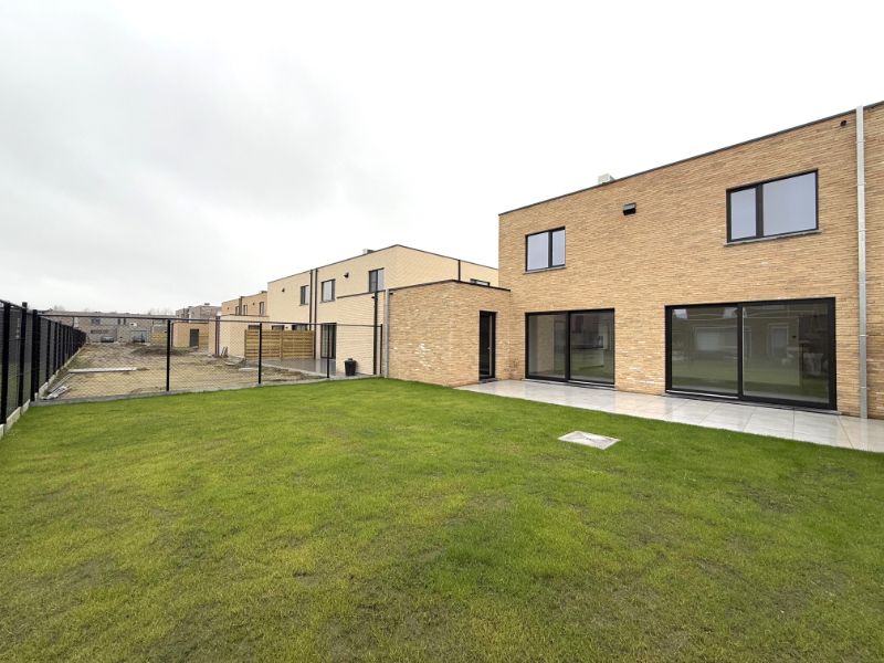 Rustig gelegen energiezuinige nieuwbouwwoning met tuin en garage foto 2