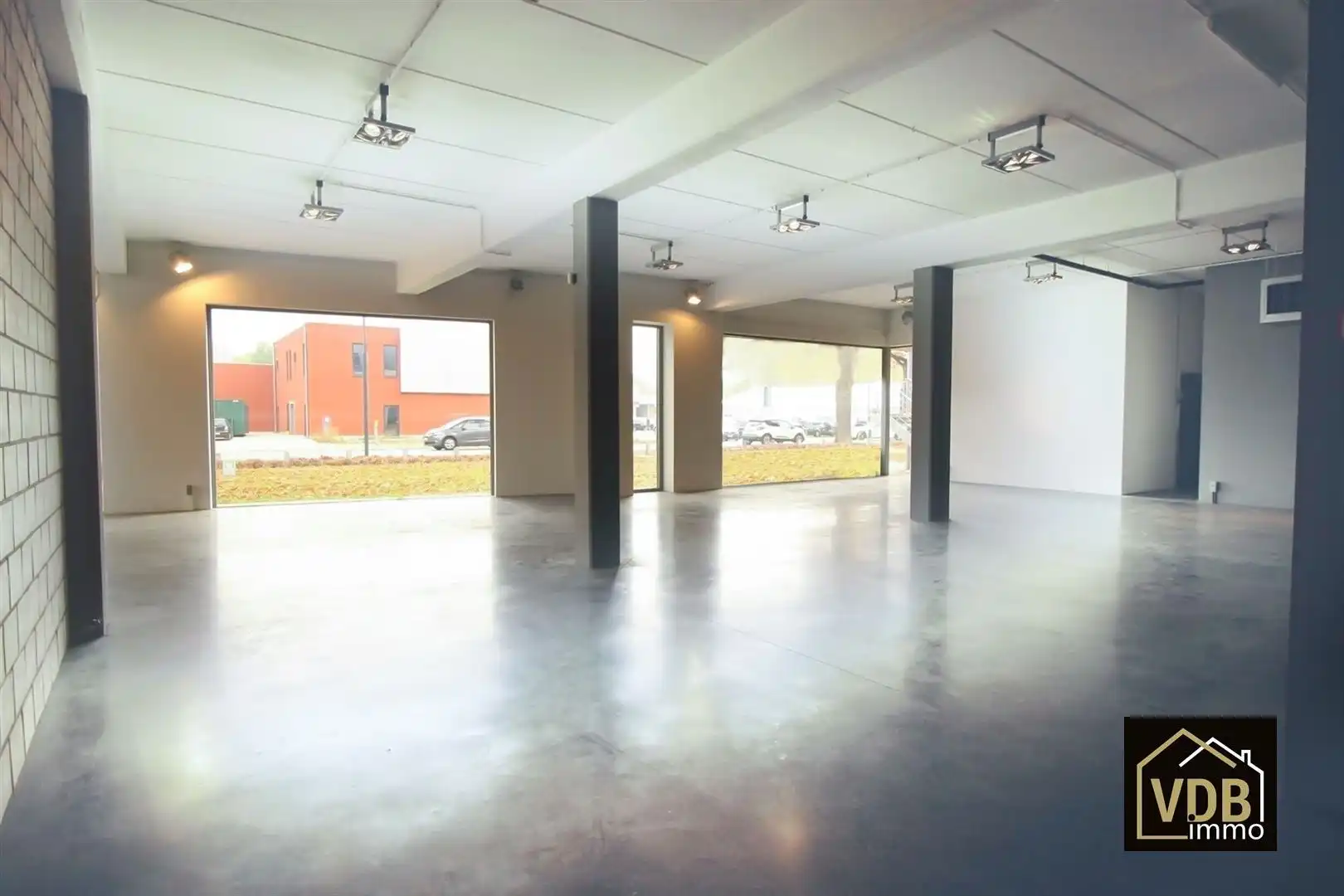 Commercieel gebouw op toplocatie, verhuurd met goed rendemen foto 9