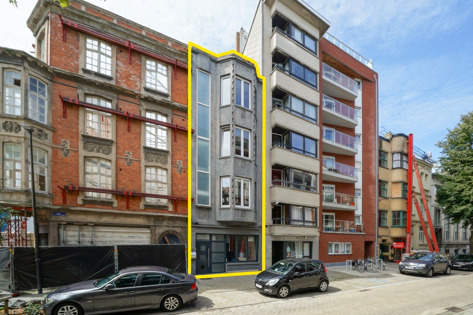 Hoofdfoto van de publicatie: Te renoveren stadswoning met 5 slaapkamers, 3 badkamers en koer in hartje Oostende