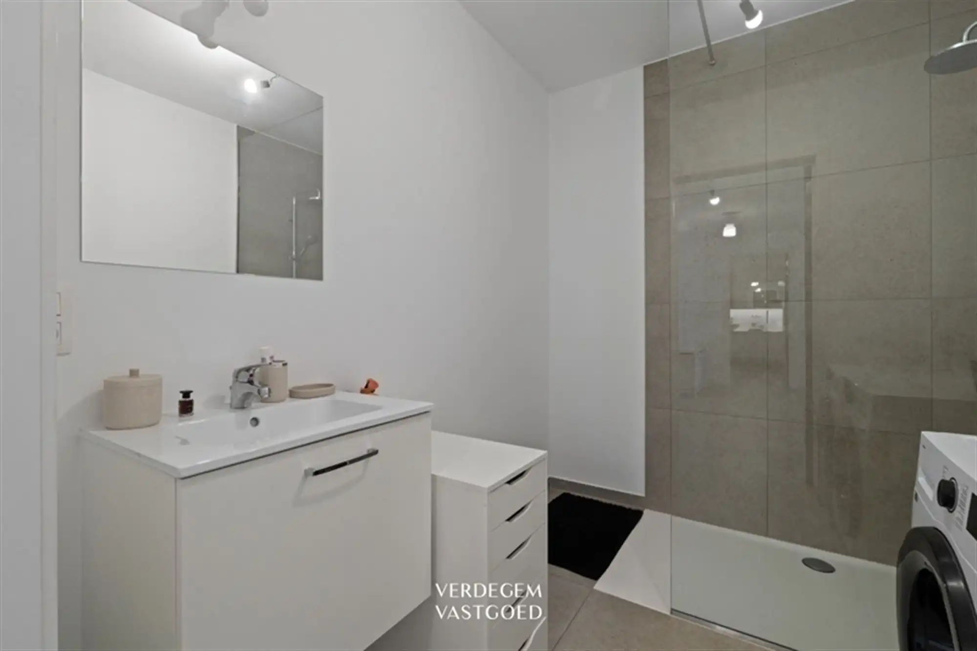 Verrassend ruime woning met 3 slaapkamers, autostaanplaats en zwemvijver foto 10