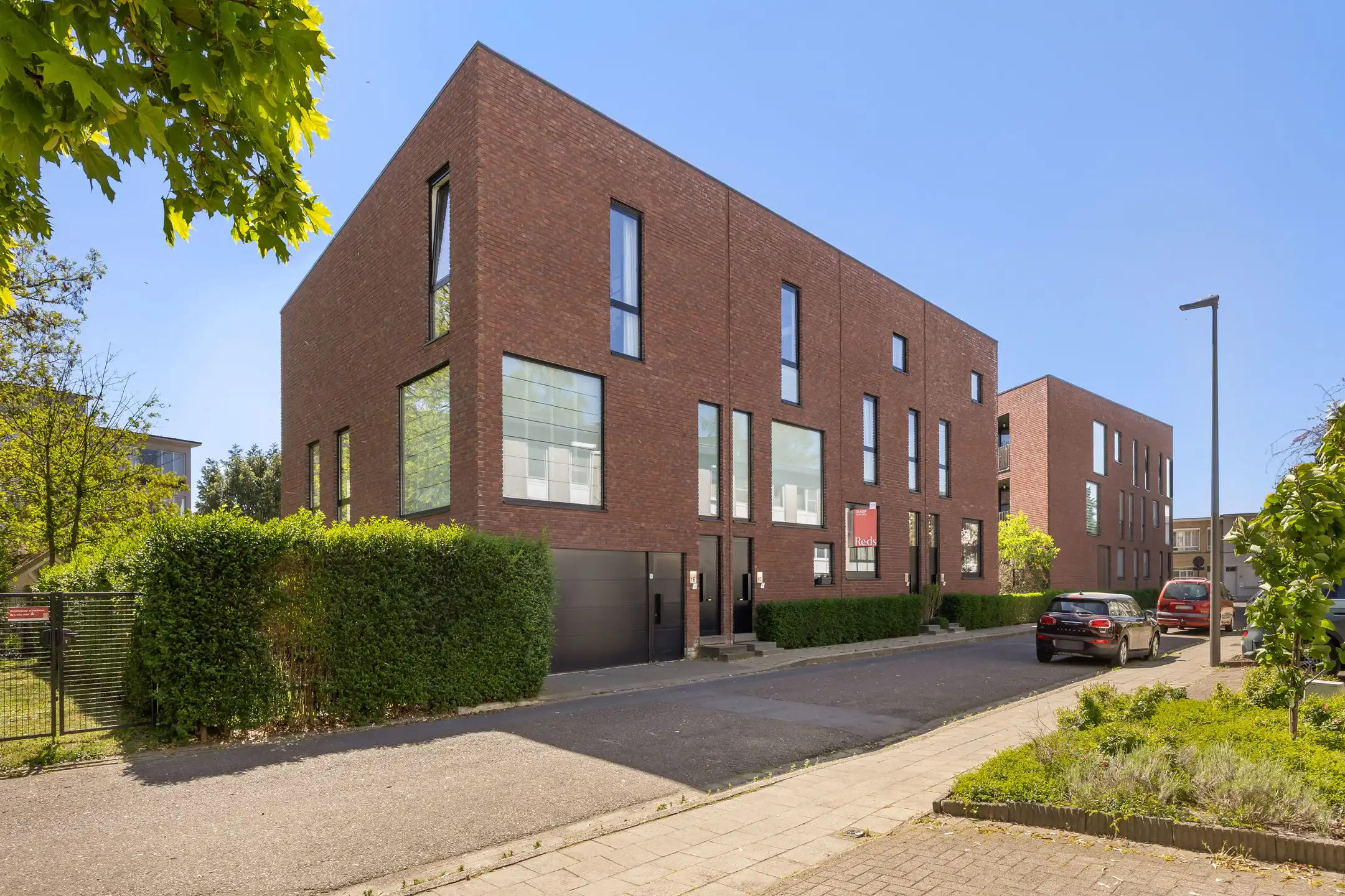 zeer verzorgde woning met 3 slaapkamers, groot terras en ondergrondse parkeerplaats foto {{pictureIndex}}