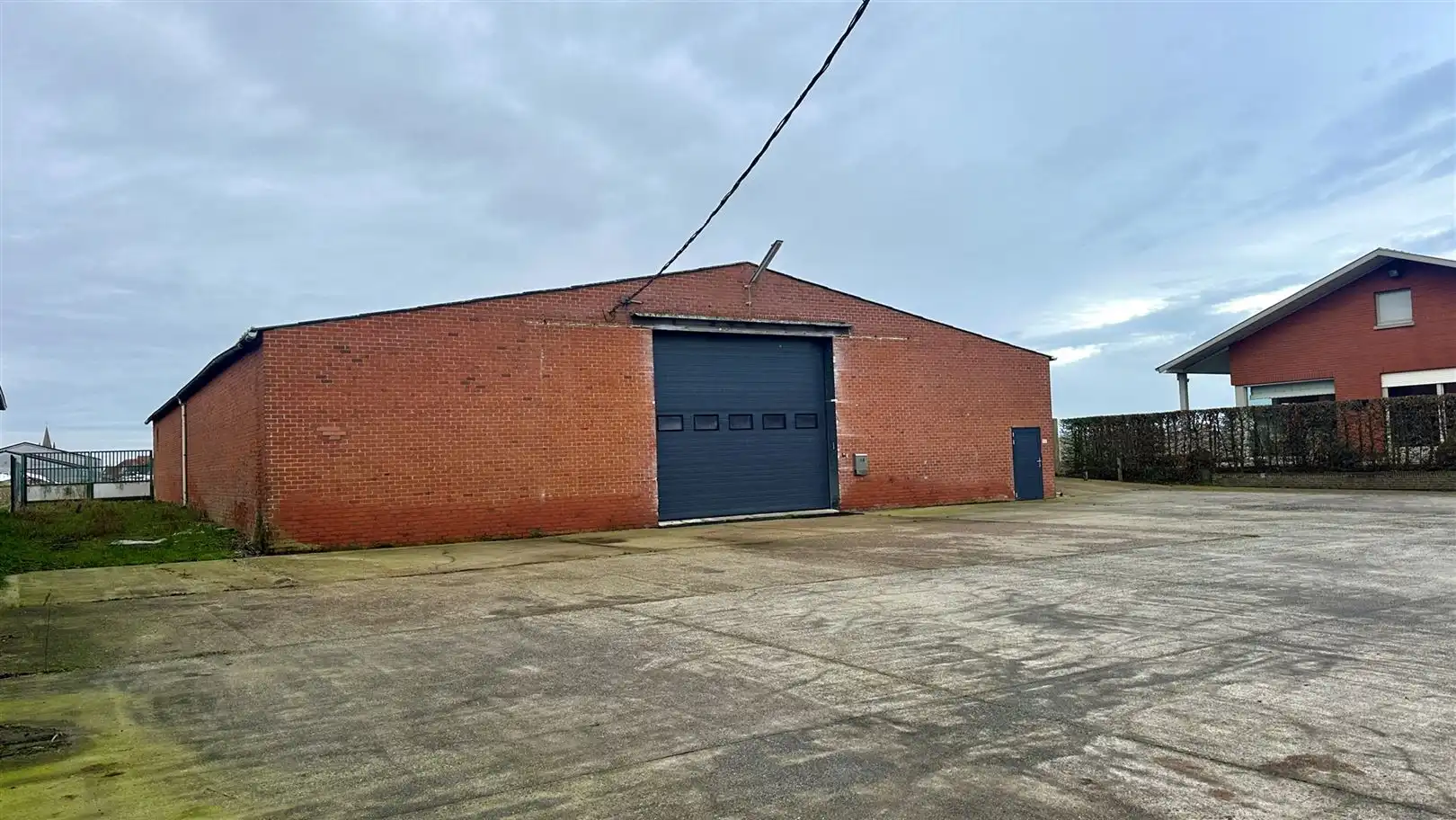 Ruime loods met kantoor en buitenterrein te Ieper foto {{pictureIndex}}