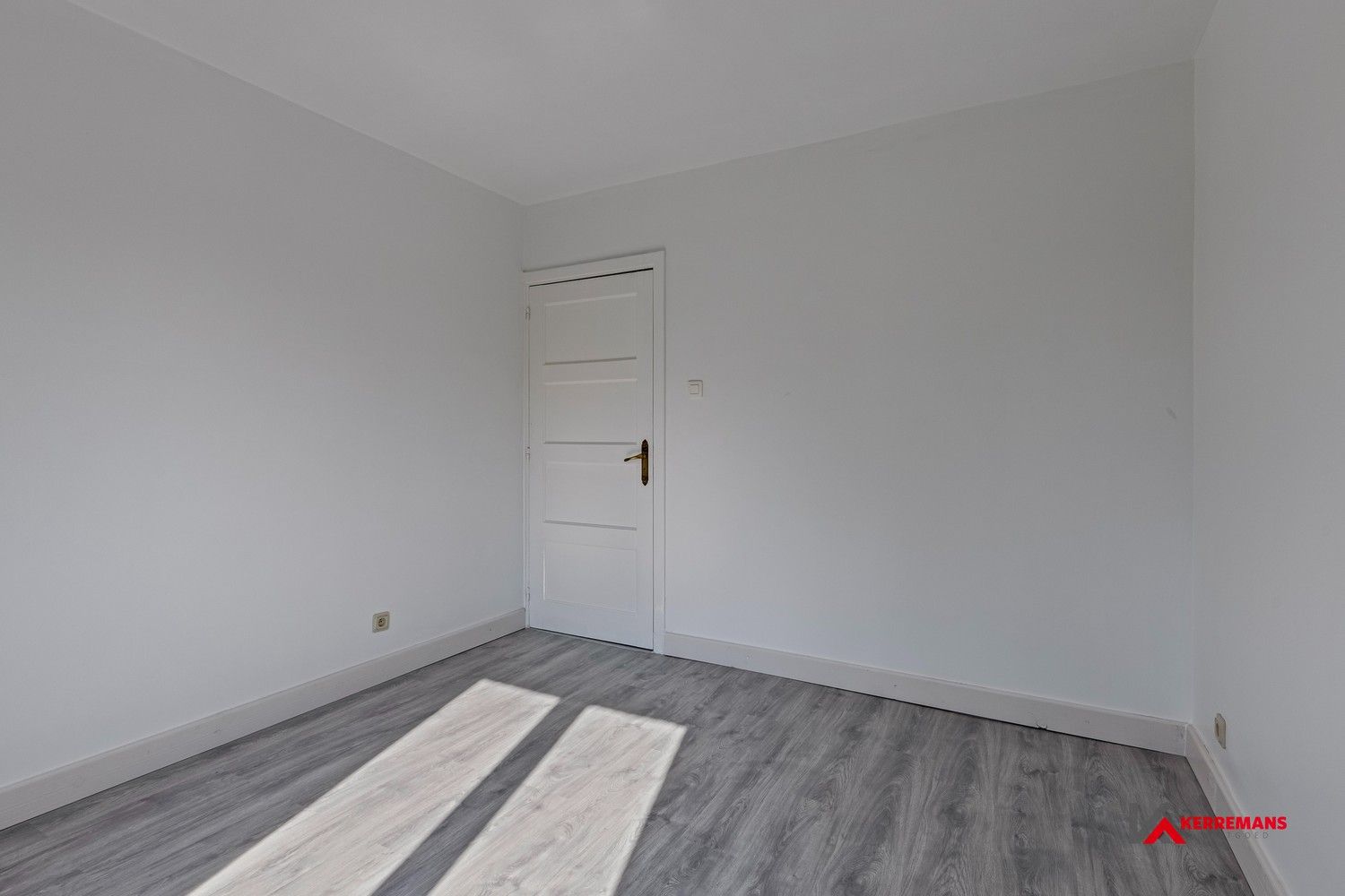 Half open bebouwing met 4 slaapkamers, tuin en garage. foto 10