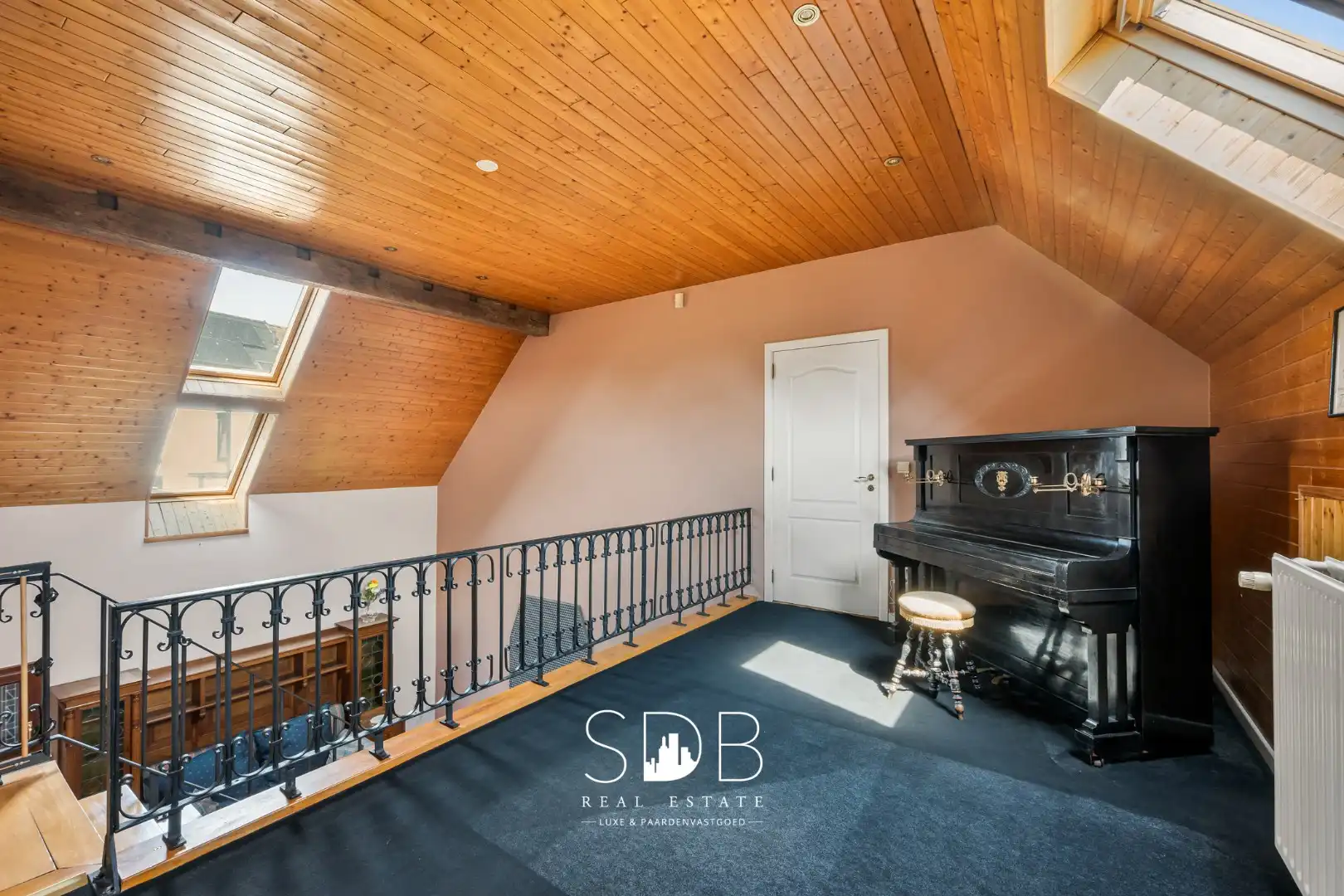 Hedendaagse villa met gezinstuin en graslanden op 7.496m² foto 19