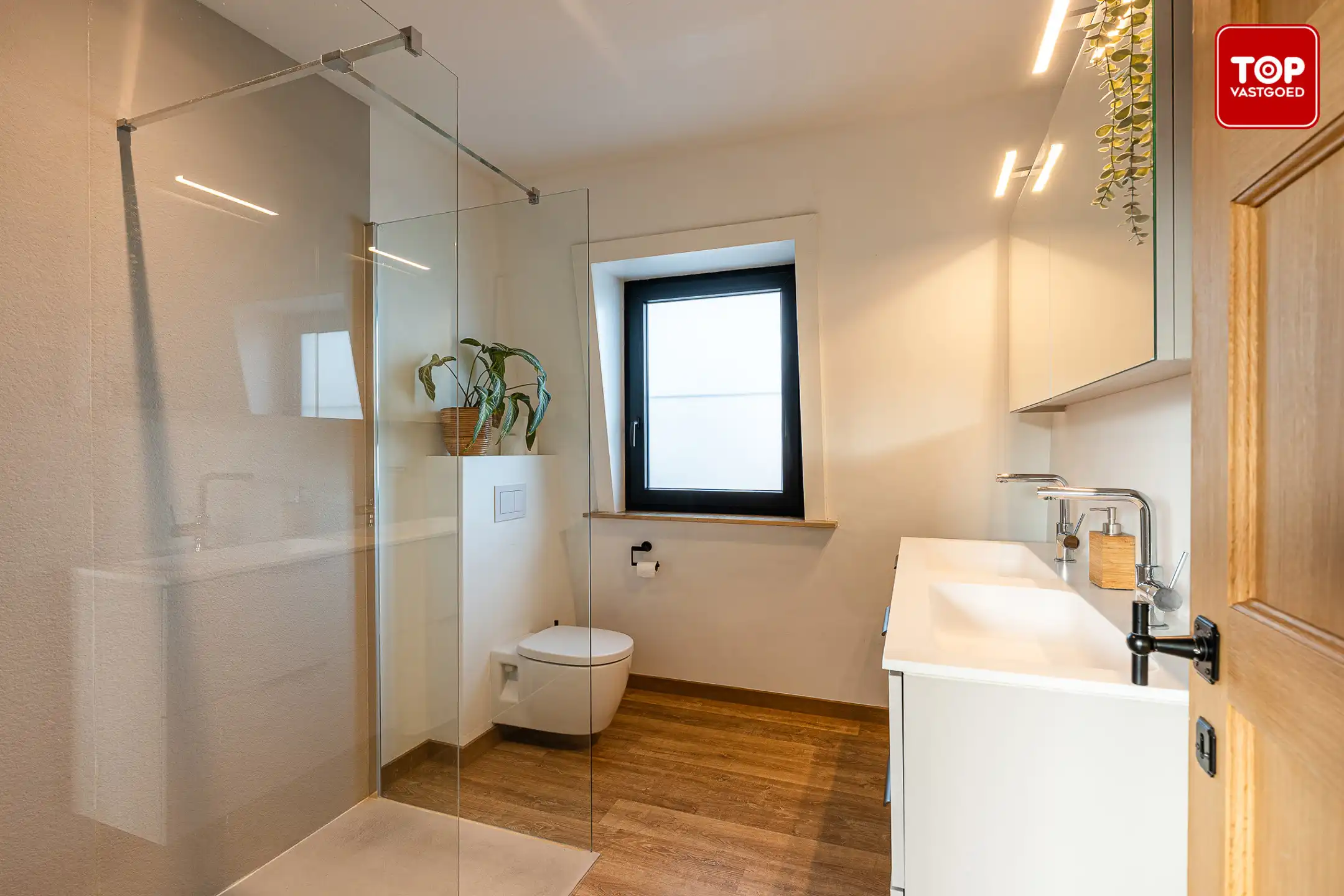 Karakteristieke woning  met 3 slaapkamers en 2 badkamers op riant perceel. foto 22