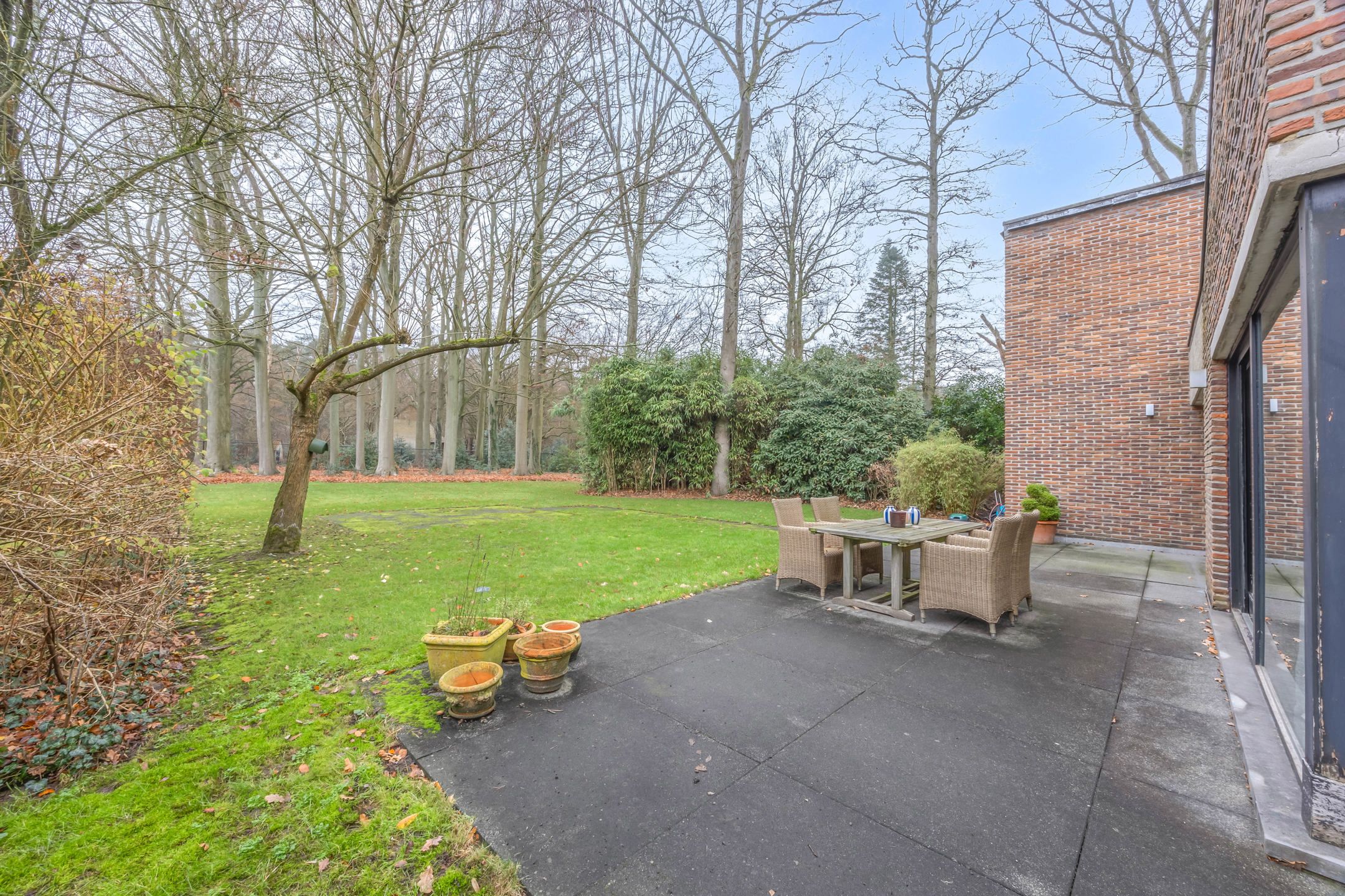 Karakterwoning met brutalistische gevel  in Hof ter Linden foto 27