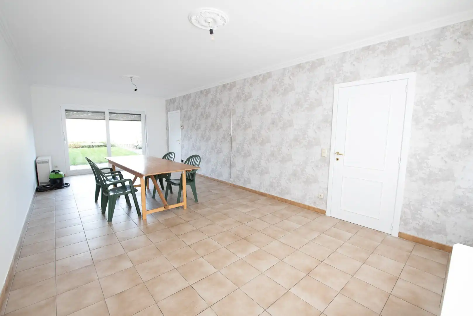 Instapklare woning met tuin en 2 garages in Oeselgem. foto 2