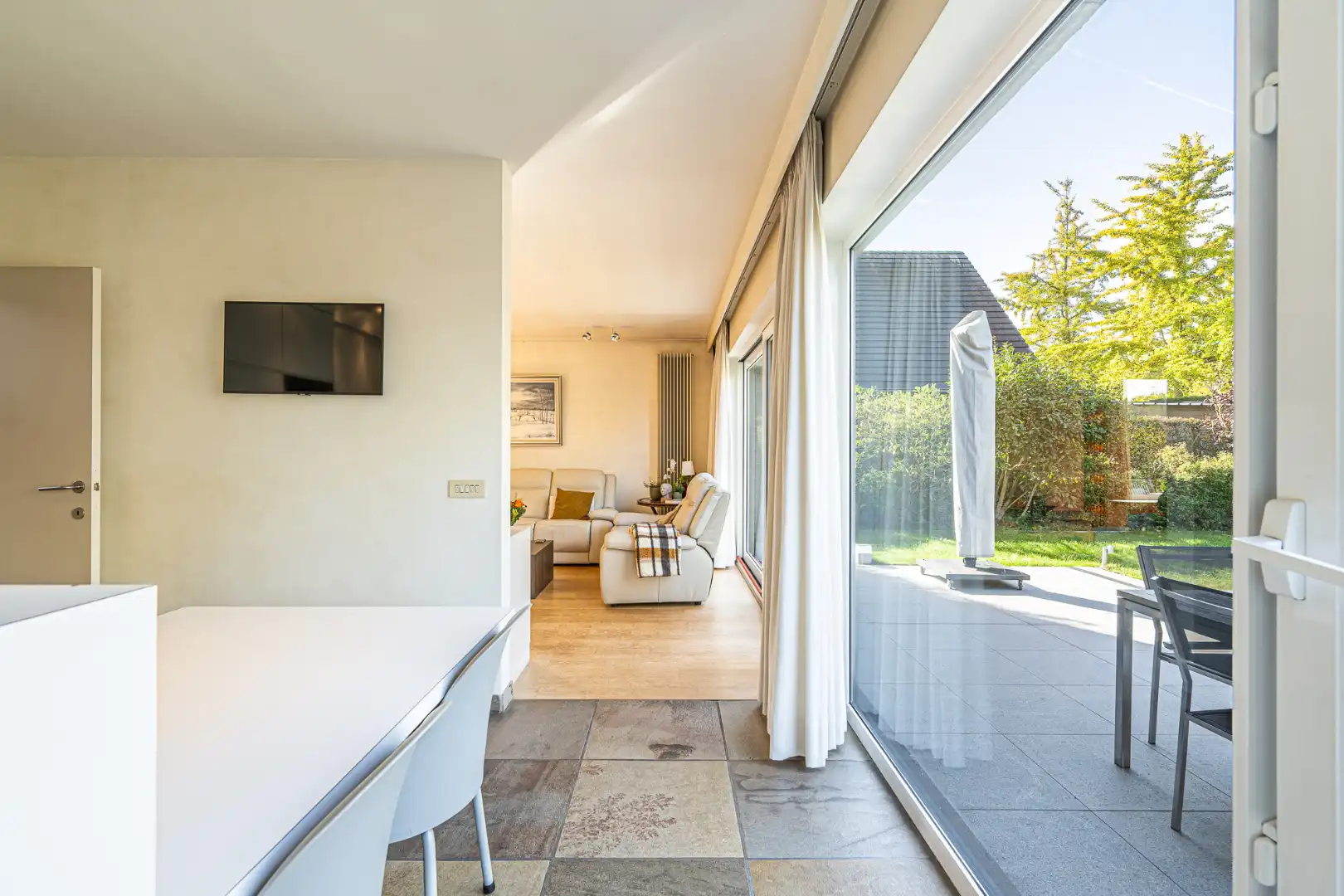 Instapklare open woning met 4 slaapkamers, tuin met bijgebouw en dubbele garage in Roeselare foto 8