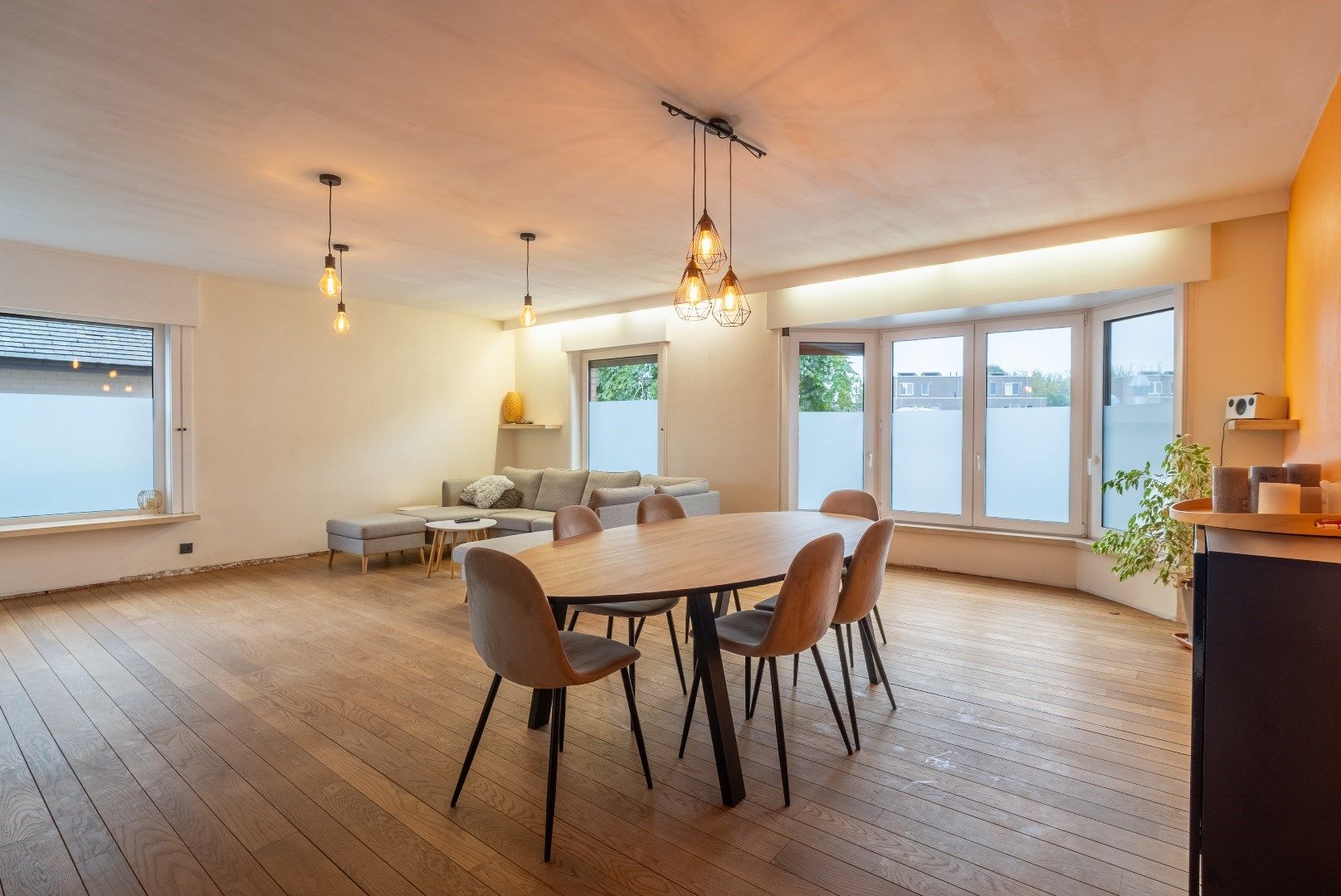 Ruime energiezuinige woning met 4 slaapkamers & paardenweide foto {{pictureIndex}}