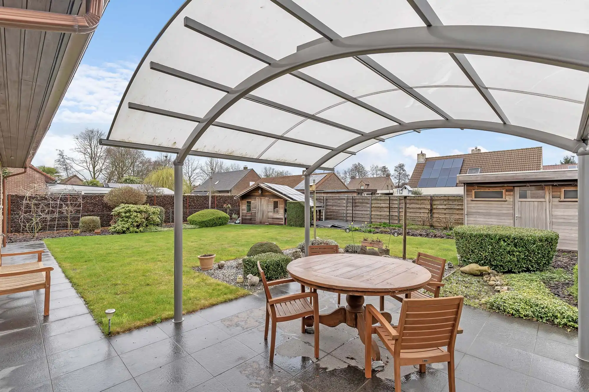 Open bebouwing met tuin, zonnepanelen en garage foto 23